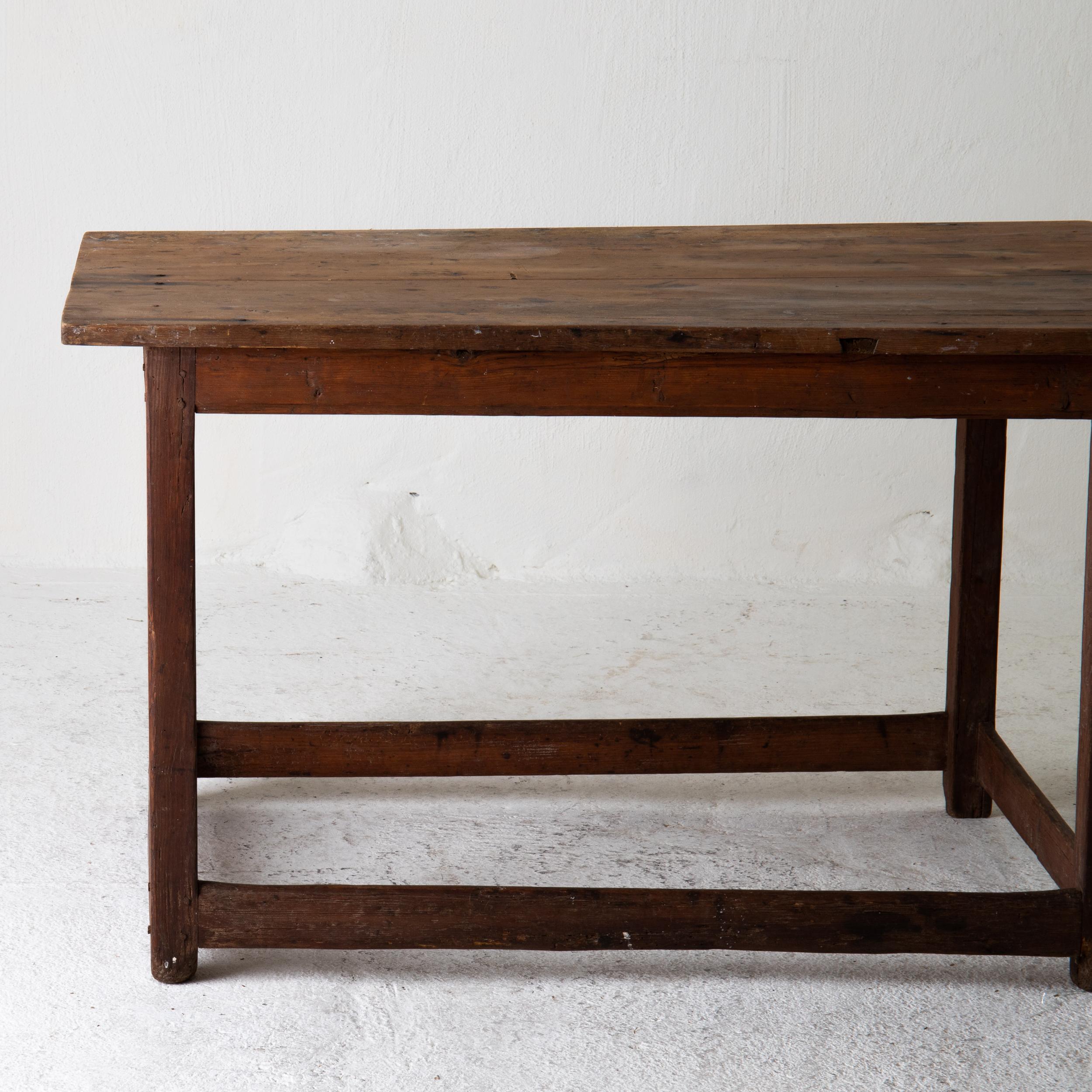 Table work table Swedish rustic 18th century red brown Sweden. Table made during the 18th century in Sweden. Original finish and paint. Rectangular shape with a base connected with foot crosses.

 