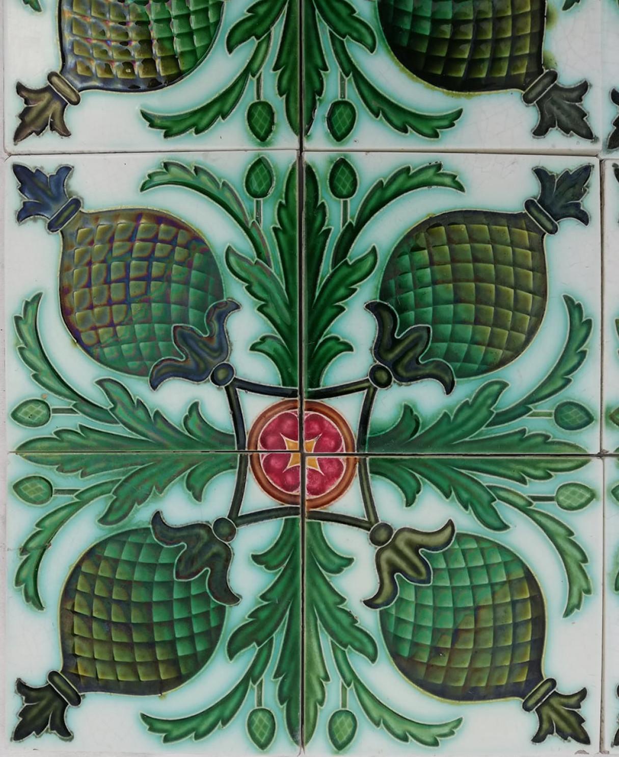 Tableau aus 16 grün glasierten Relieffliesen, Belgien im Angebot 3
