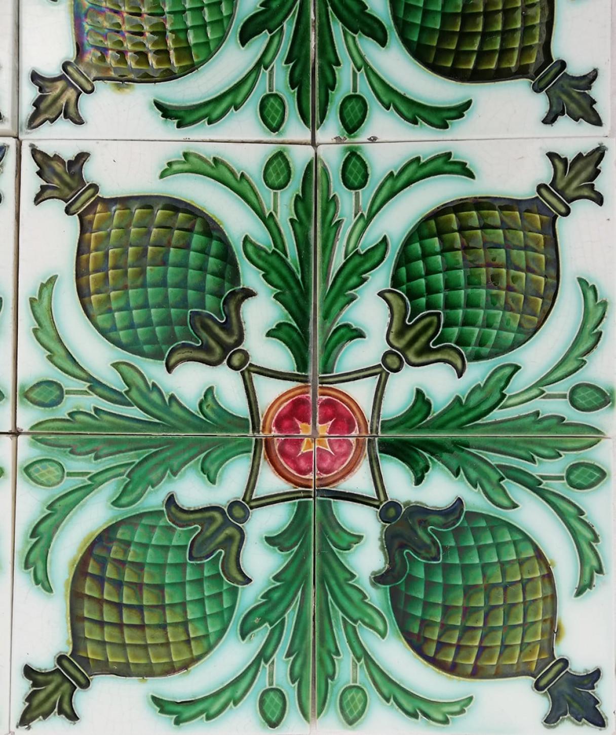 Tableau aus 16 grün glasierten Relieffliesen, Belgien im Angebot 4