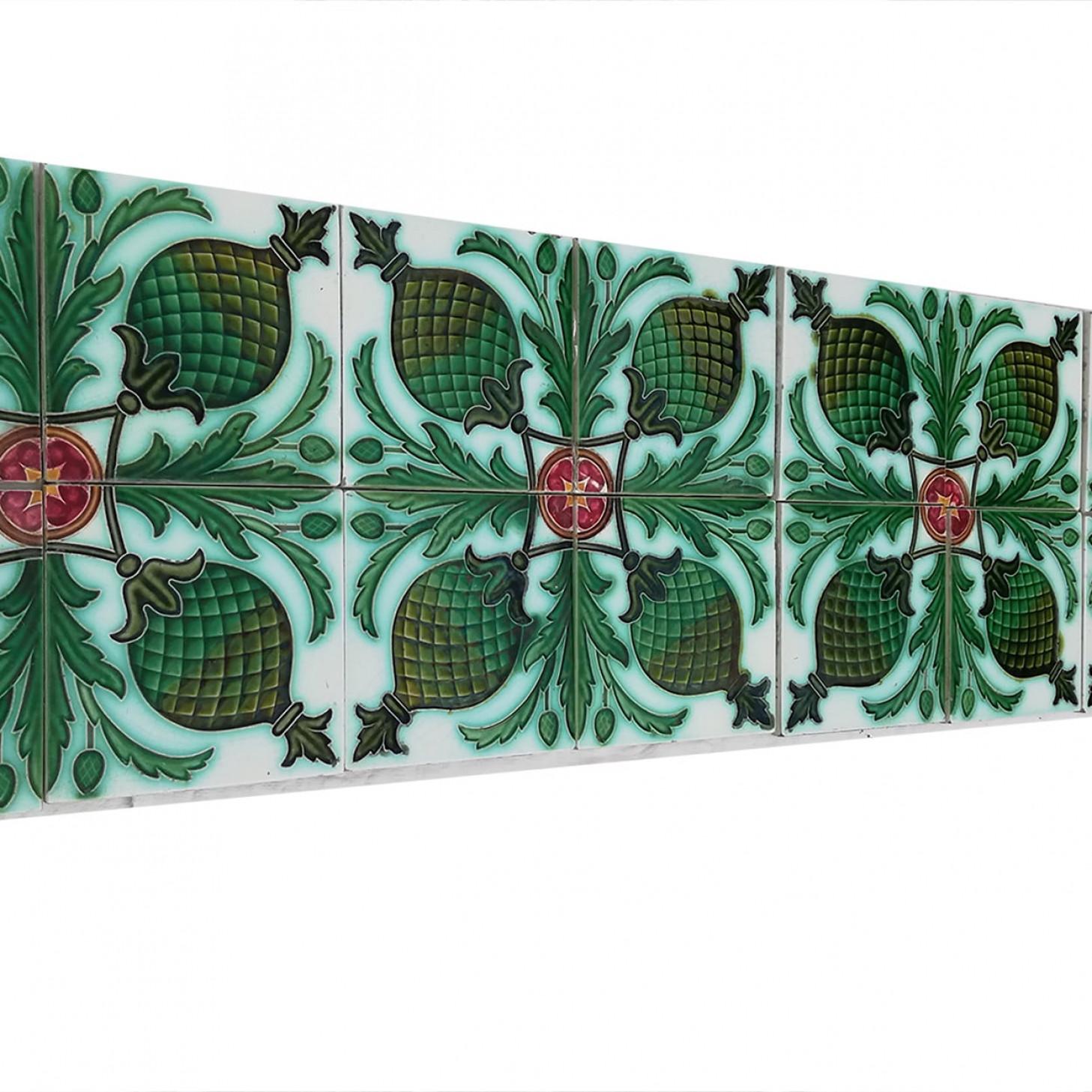 Tableau aus 16 grün glasierten Relieffliesen, Belgien (Glasiert) im Angebot
