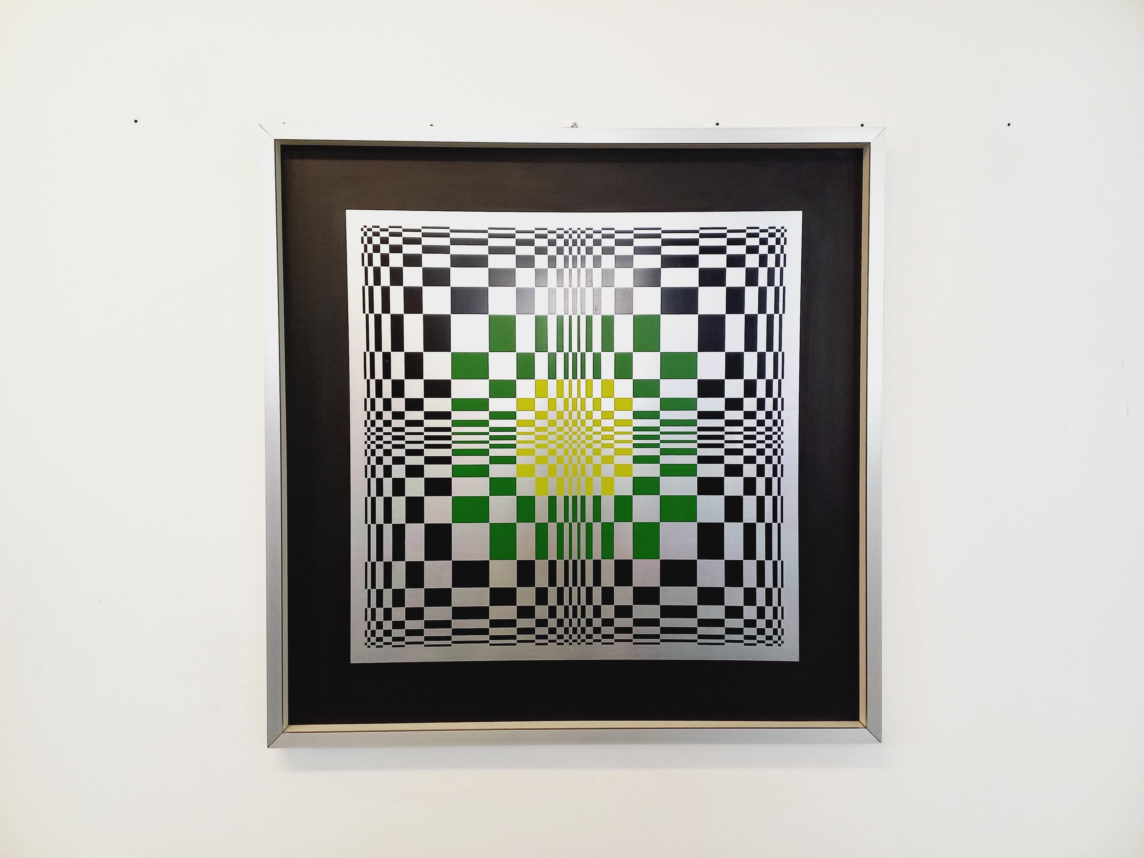 Tavola tipo sérigraphie en damier cinétique sur plaque d'aluminium des années 70, design abstrait italien dans le style de Victor Vasarely, couleurs noir, vert et jaune fluo, encadré dans une caisse américaine. Nommé L'Abirinto et signé M. Locof,