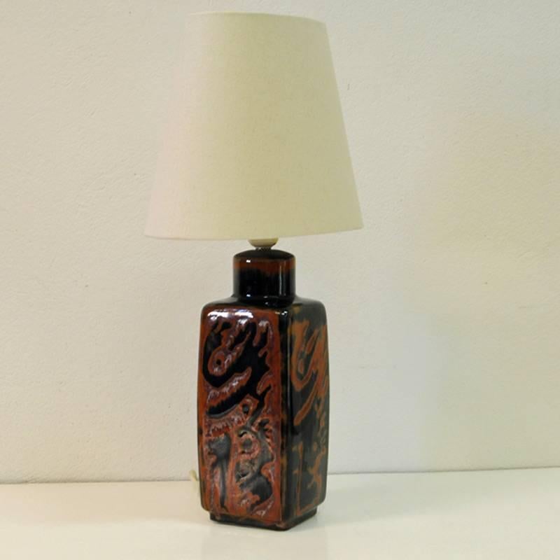 A Sultan table lamp by Carl Harry Stålhane (1920-1990) for Rörstrand, Sweden 1960s. In rust red and blue-brown lustre glazing for Rörstrand, Sweden, 1960s. Size: 30 cm H x 11 cm W.