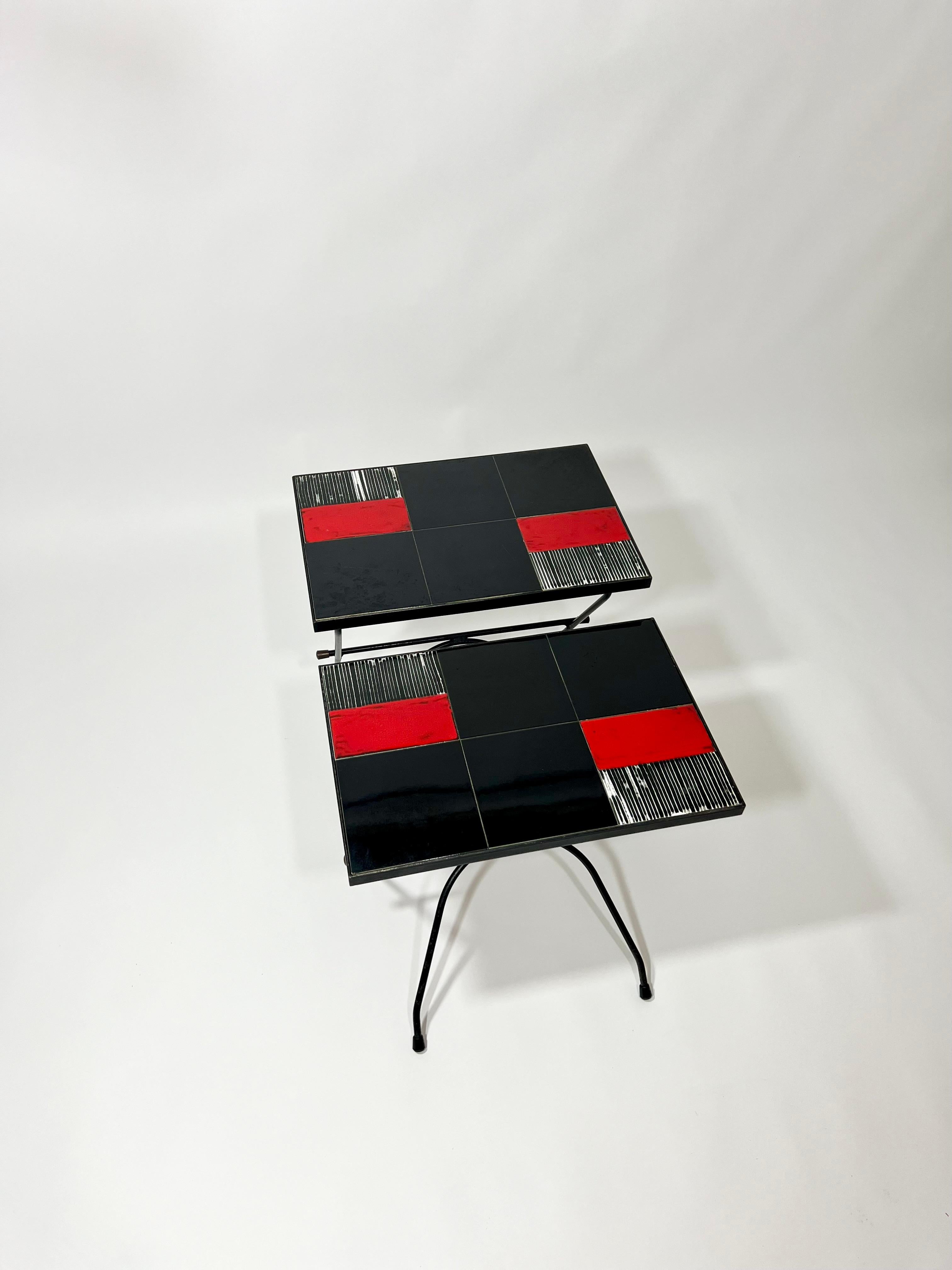 Tables gigognes d'appoint en carreaux de céramiques des Frères Cloutier, Robert et Jean, France, 1970. Structure en métal et carreaux de céramiques qui représente un design emblématique de leurs réalisations. Les plateaux peuvent servir comme