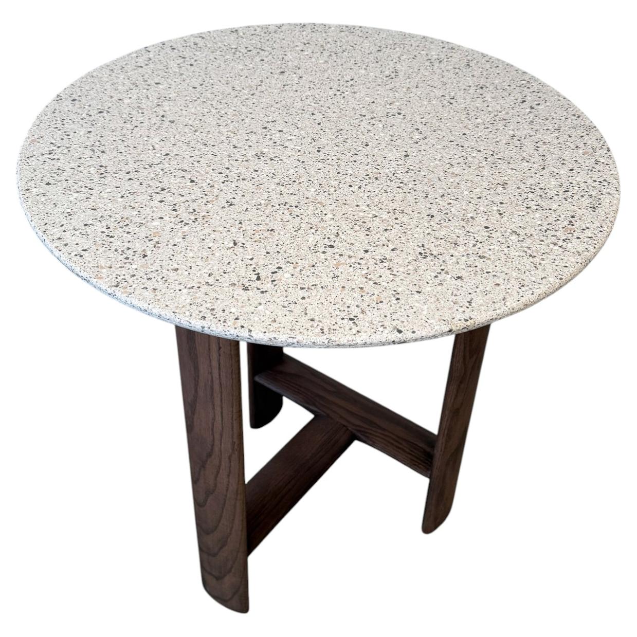 Mesas, Diseño de Mesa Auxiliar Redonda, Tapa de Porcelana, Estructura de Fresno Tabaco, Italia en venta