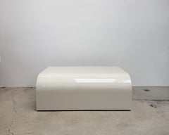 Tavoli, design scultoreo in compensato curvato, finitura laccata beige lucida, Italia