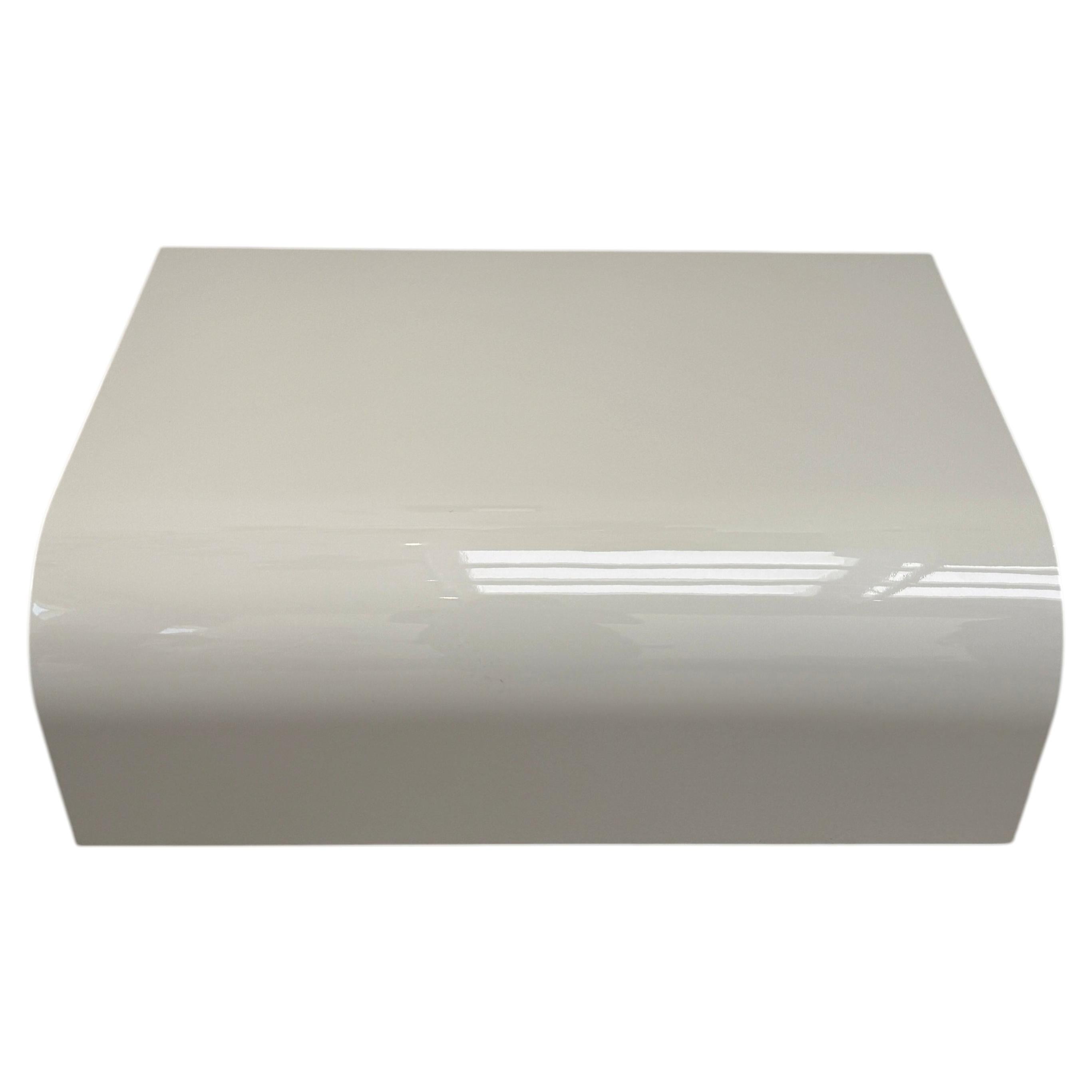 Tables, design sculptural en contreplaqué courbé, finition laquée beige brillant, Italie en vente