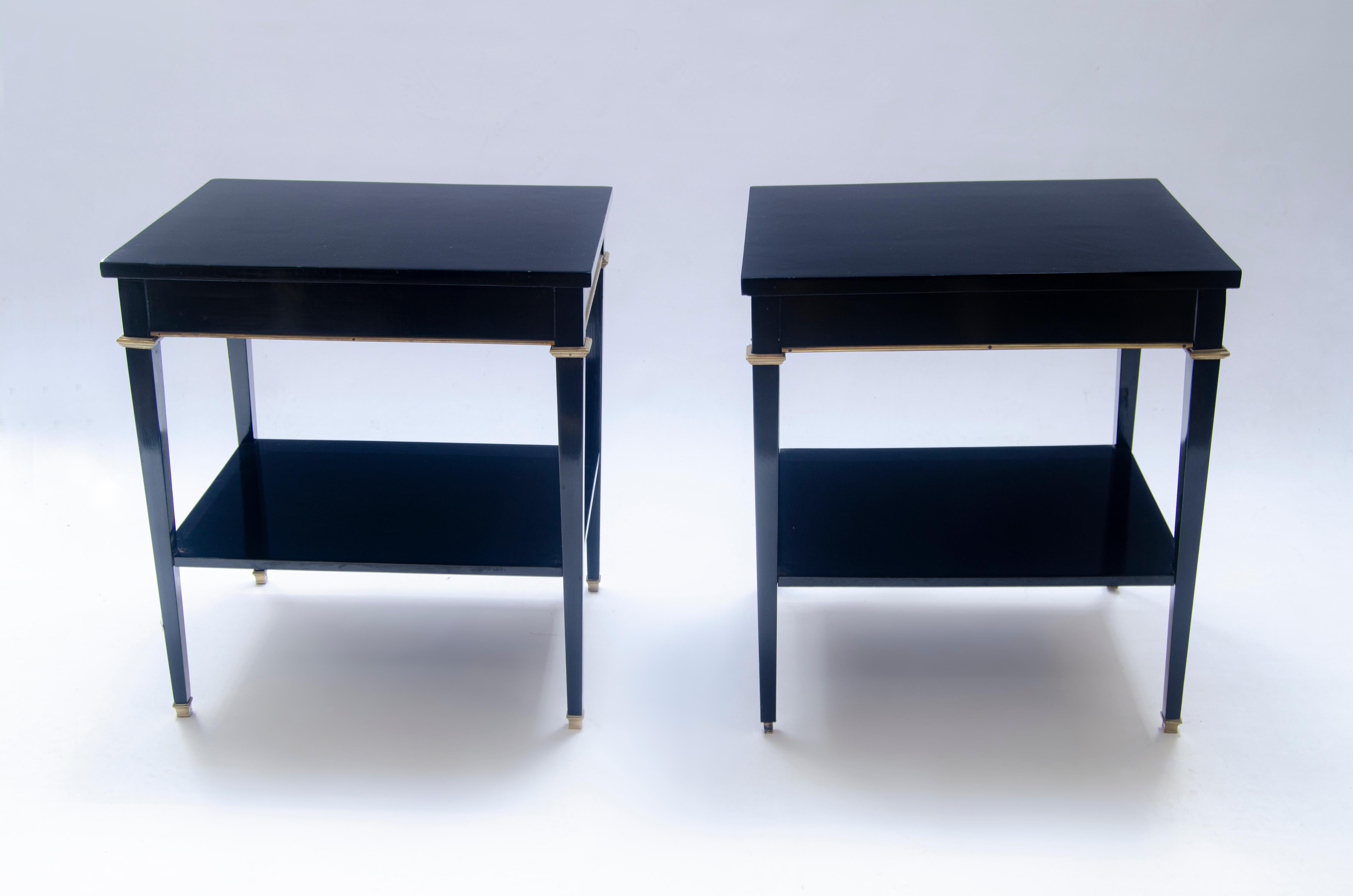 Paire de tables à structure en bois laqué noir avec détails en bronze sur 2 niveaux, design de la Maison Jansen. (1880-1989).

France, CIRCA 1930.