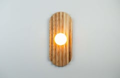 Wandleuchte „Tablet 16 Ripple“ von Tomnuk Design, mundgeblasenes Glas und Walnussholz