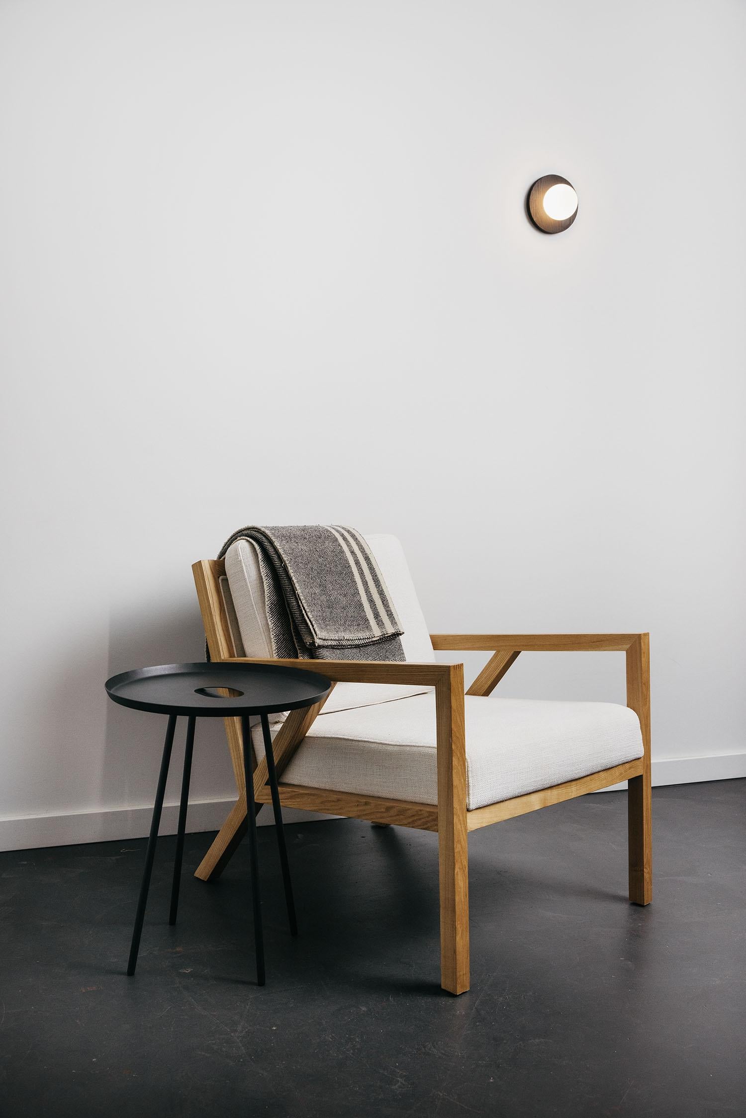 La serie Tablet consta de varias placas de soporte de madera que muestran el globo de cristal al hundirse en la madera que hay detrás. Esta serie está disponible en varios acabados.

Esta luminaria puede utilizarse como soporte mural o