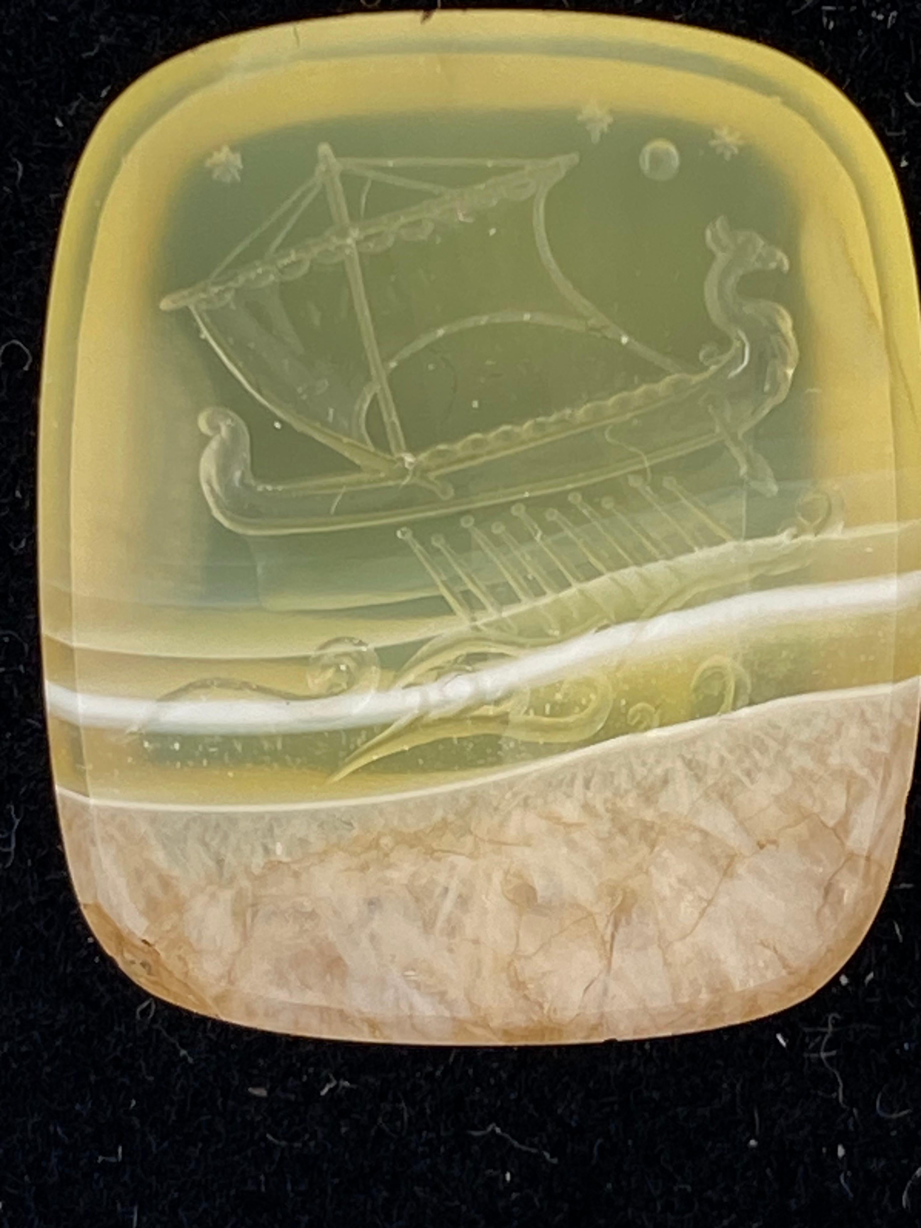 Commissionato dalla Castellani® Jewellers e aggiunto alla Collection'S di gemme Castellani® è questo Intaglio di agata verde lime a bande.
L'agata verde lime a bande era originariamente incastonata in un bracciale vittoriano che è stato riutilizzato