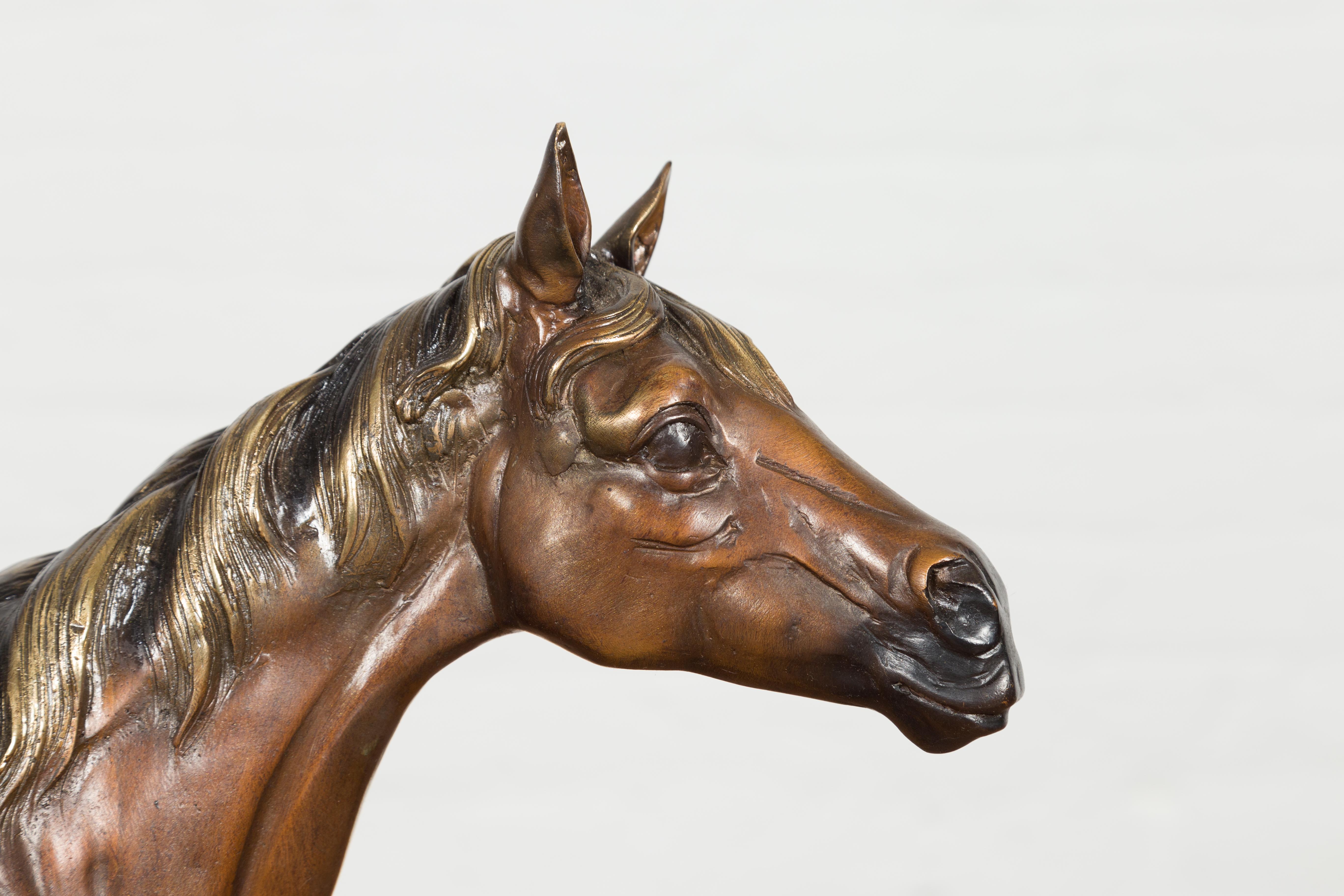 Sculpture de table contemporaine en bronze représentant un cheval en vente 6
