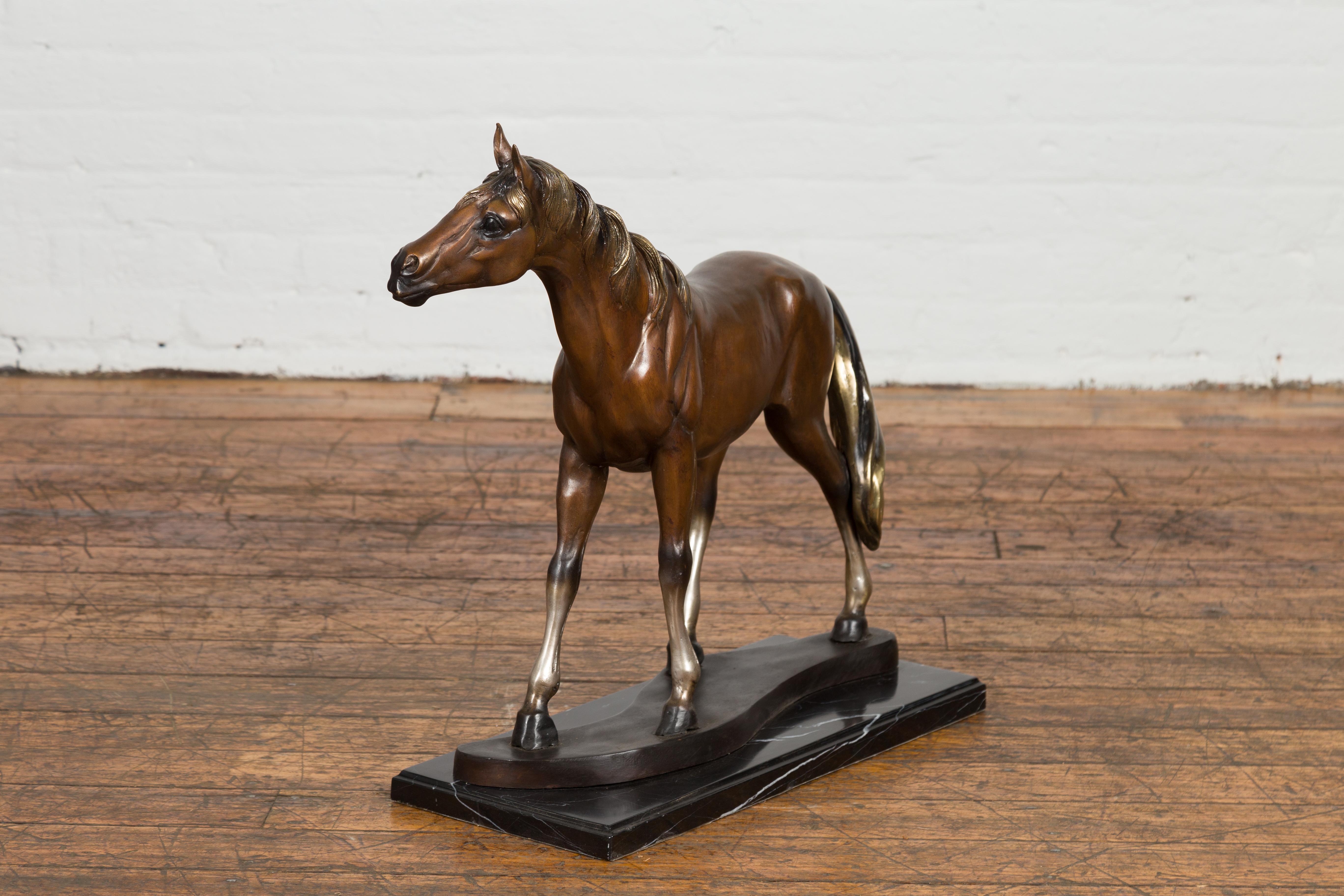 Sculpture de table contemporaine en bronze représentant un cheval en vente 8
