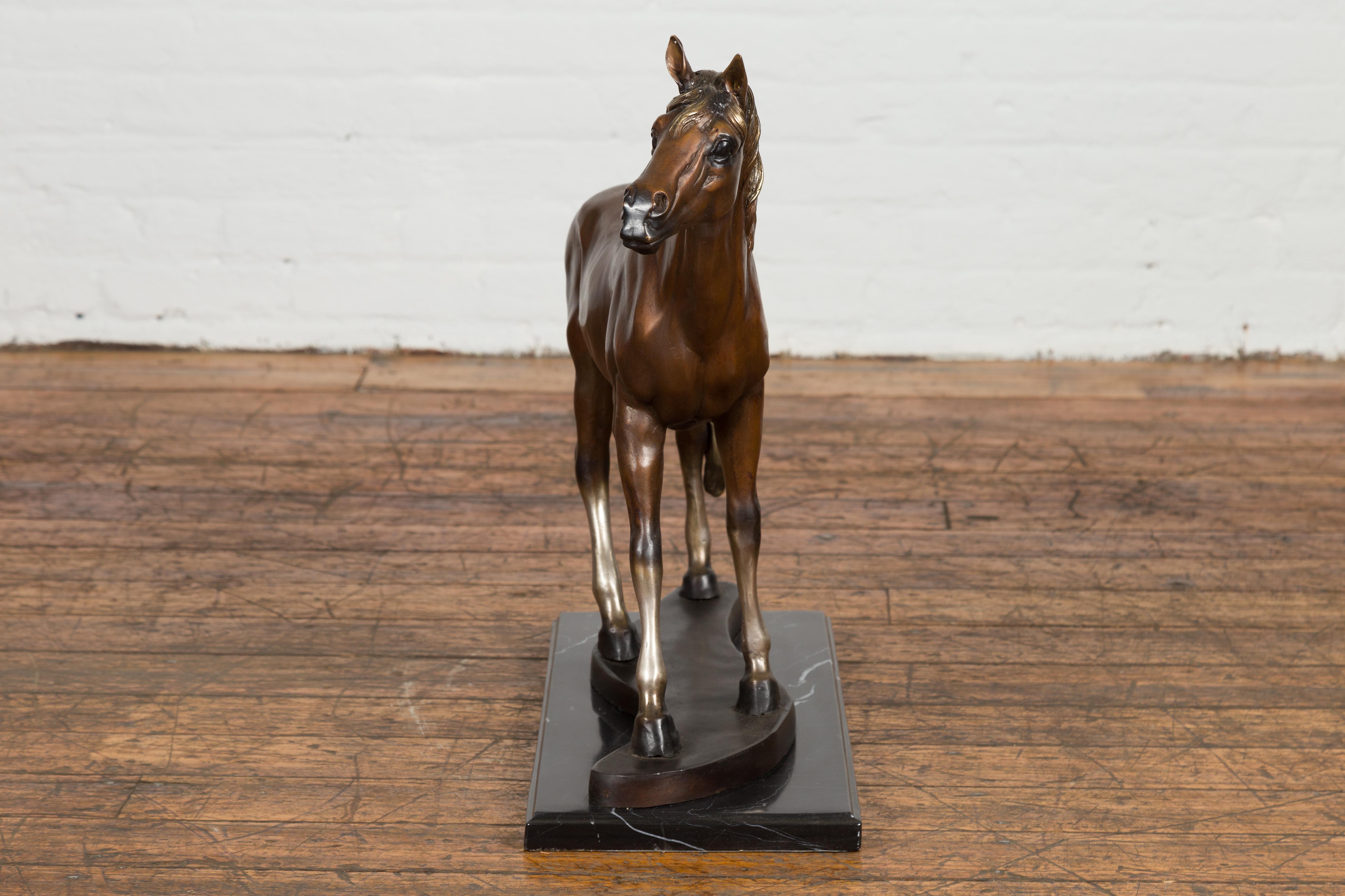 Sculpture de table contemporaine en bronze représentant un cheval en vente 9