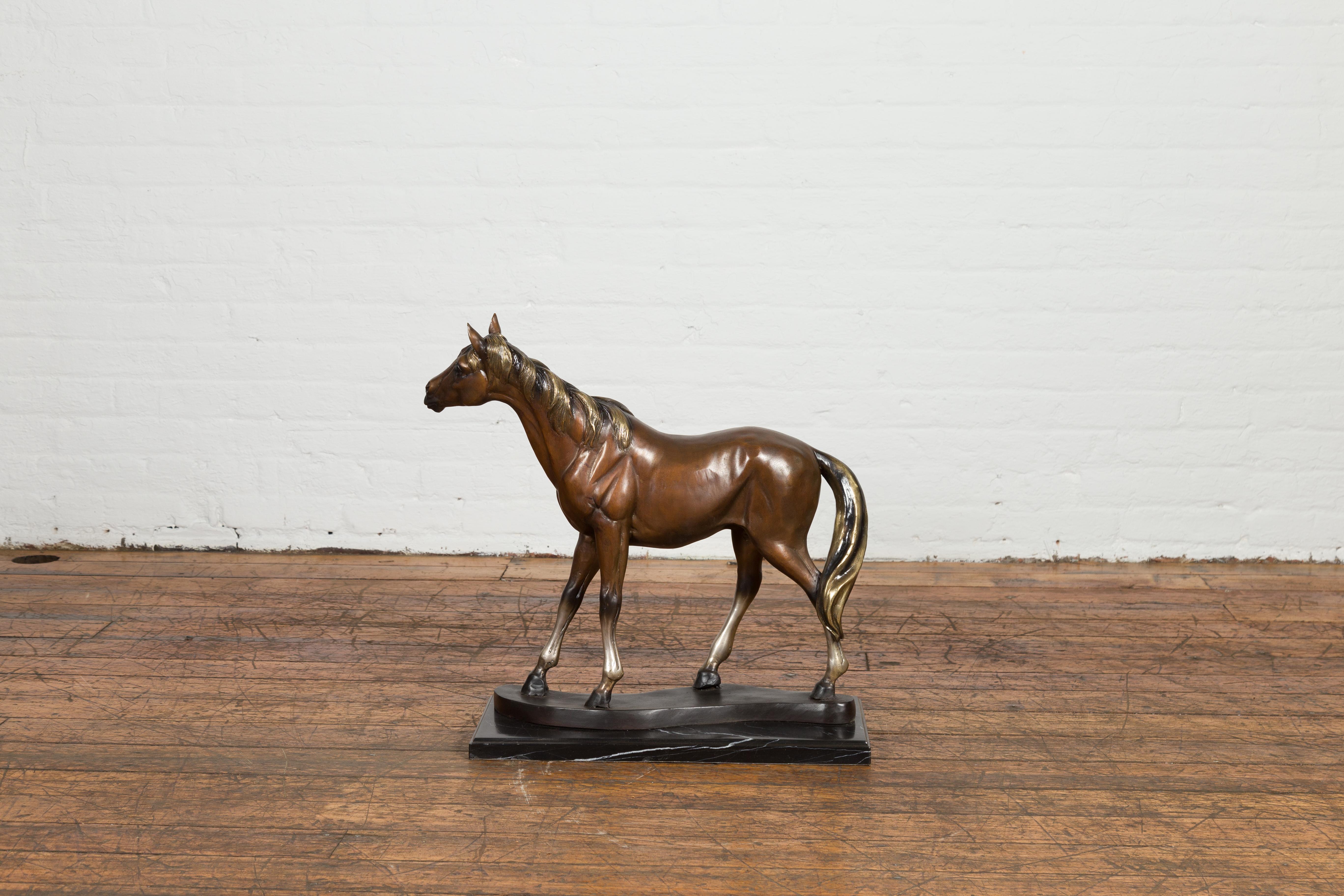 Moulage Sculpture de table contemporaine en bronze représentant un cheval en vente