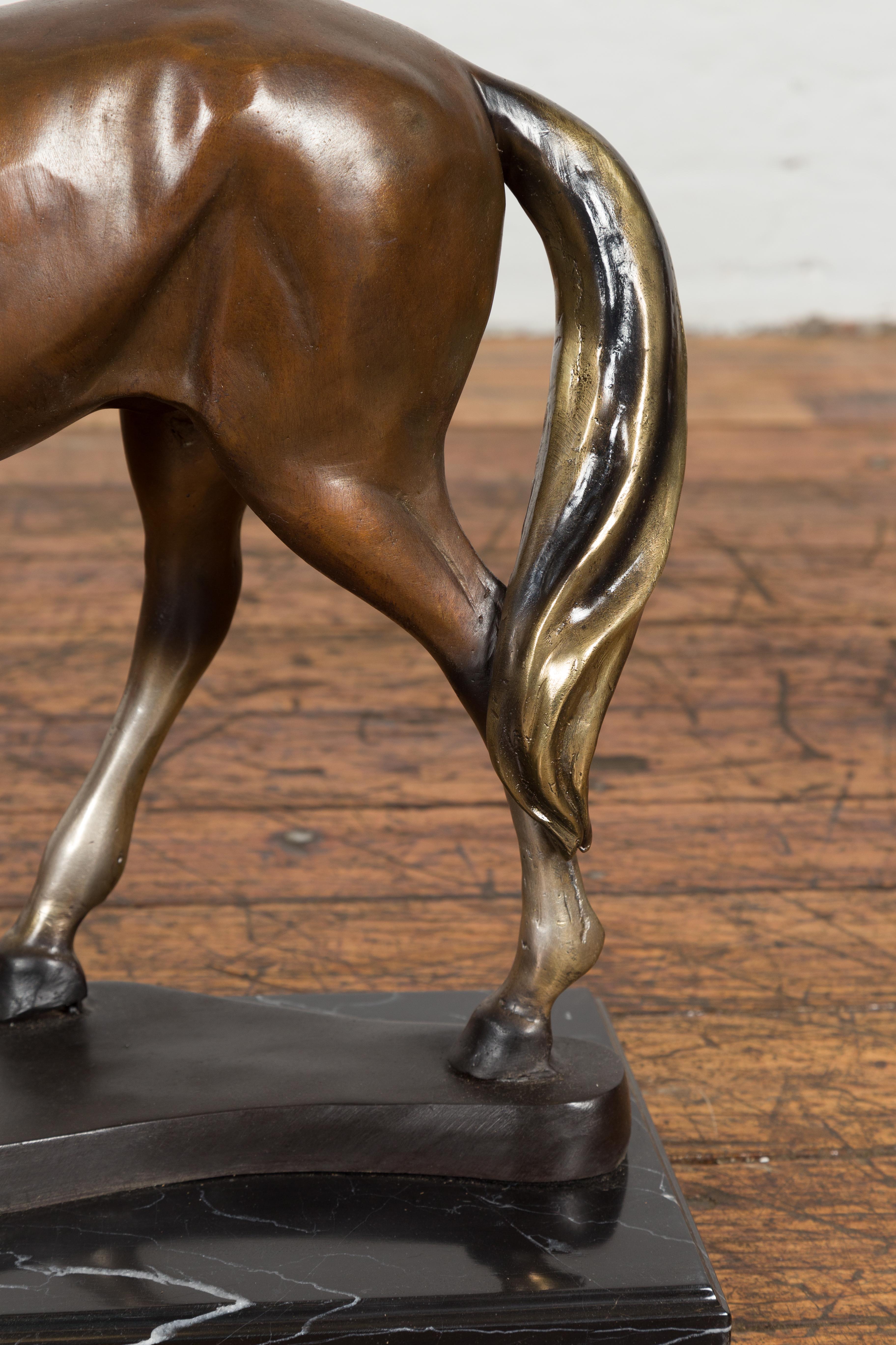 Sculpture de table contemporaine en bronze représentant un cheval en vente 1