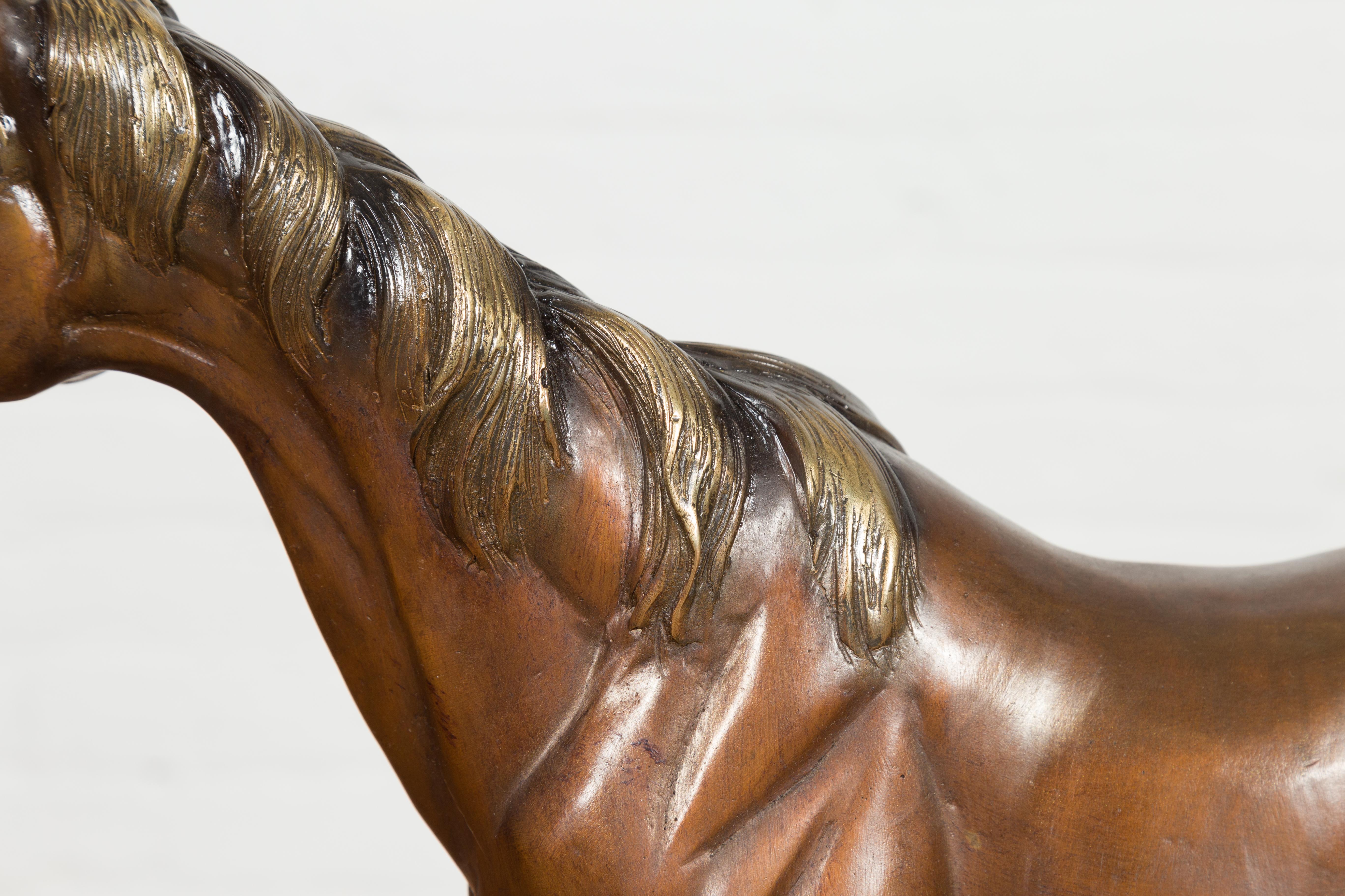 Sculpture de table contemporaine en bronze représentant un cheval en vente 2