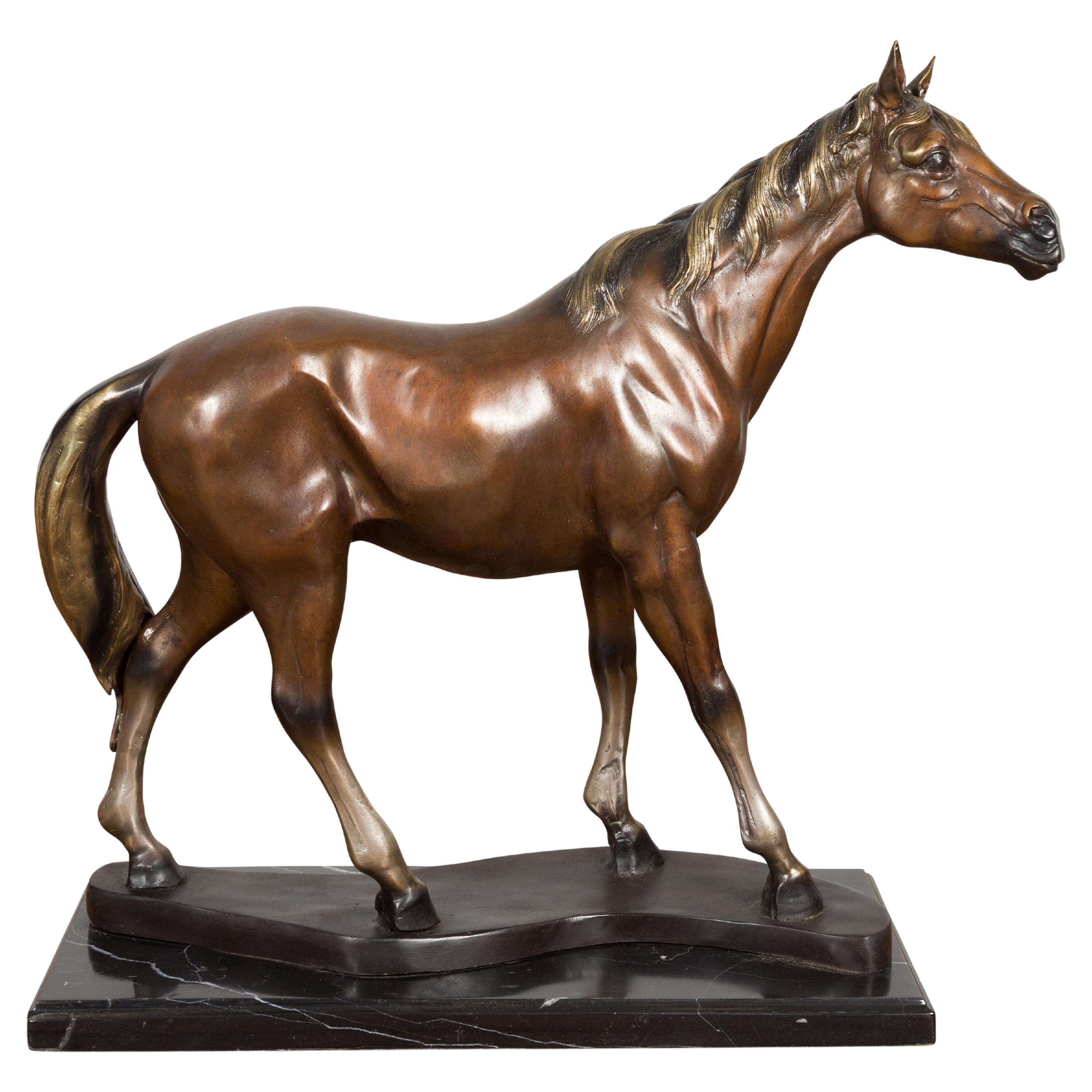 Sculpture de table contemporaine en bronze représentant un cheval en vente