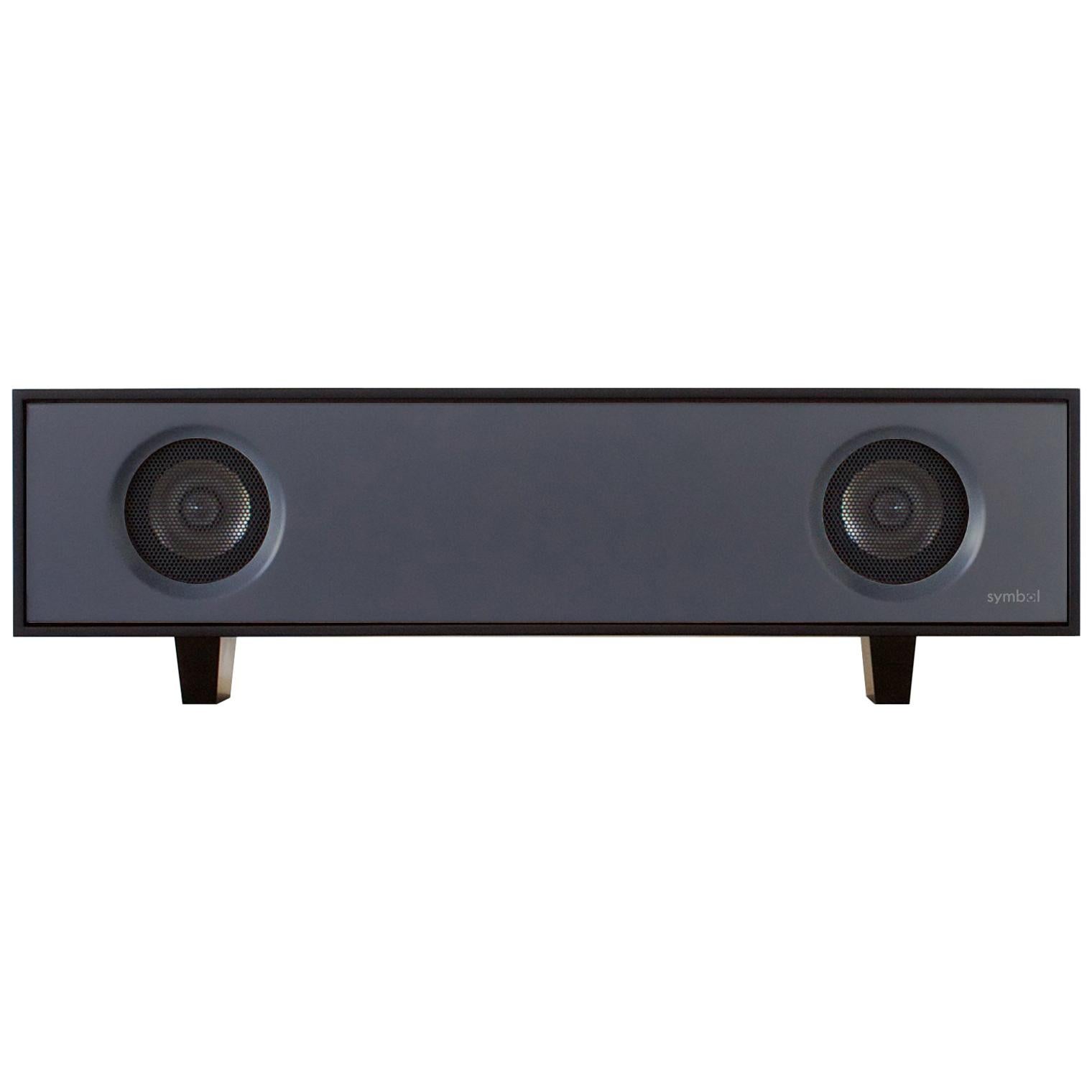 Der HiFi-Tischlautsprecher ist eine verstärkte Lautsprecherbox, die einen reinen, satten Klang von jeder Audioquelle liefert. Das Stereokabinett wird im New Yorker Hudson Valley in einer Vielzahl von Lackierungen in Kombination mit natürlichem