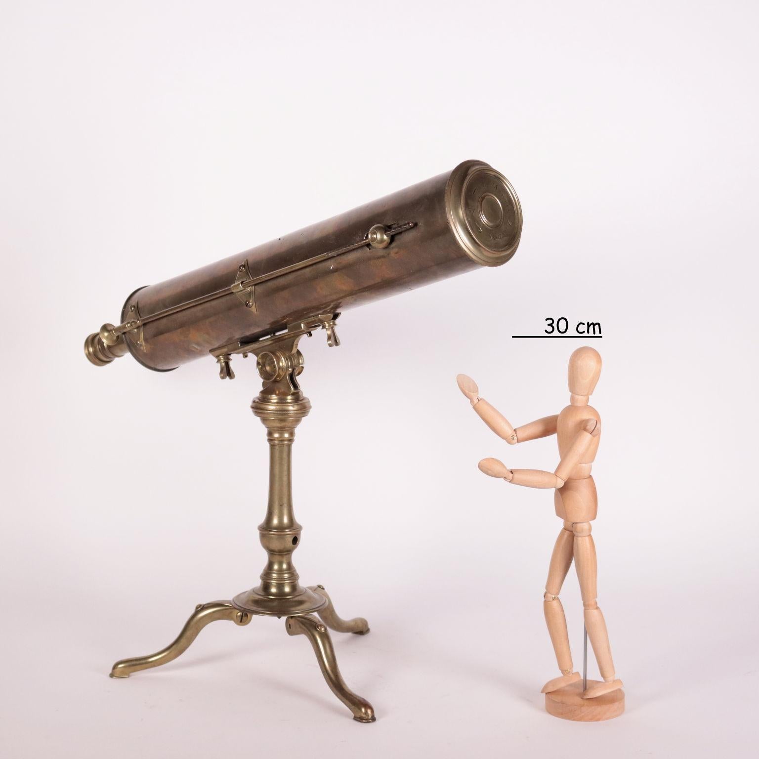 Tabletop reflector telescope (Gregorian) in brass, resting on a brass tripod and signed 