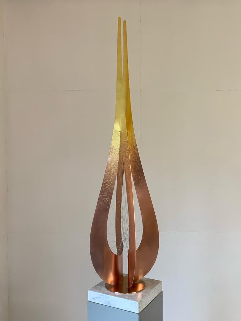 'Ascension' by British sculptor Thomas Joynes is in part a homage to the sculptor, Naum Gabo, and in part an exploration of the 'teardrop' form. The weight and balance of the sculpture has an intricate network of micro wires that become a focal