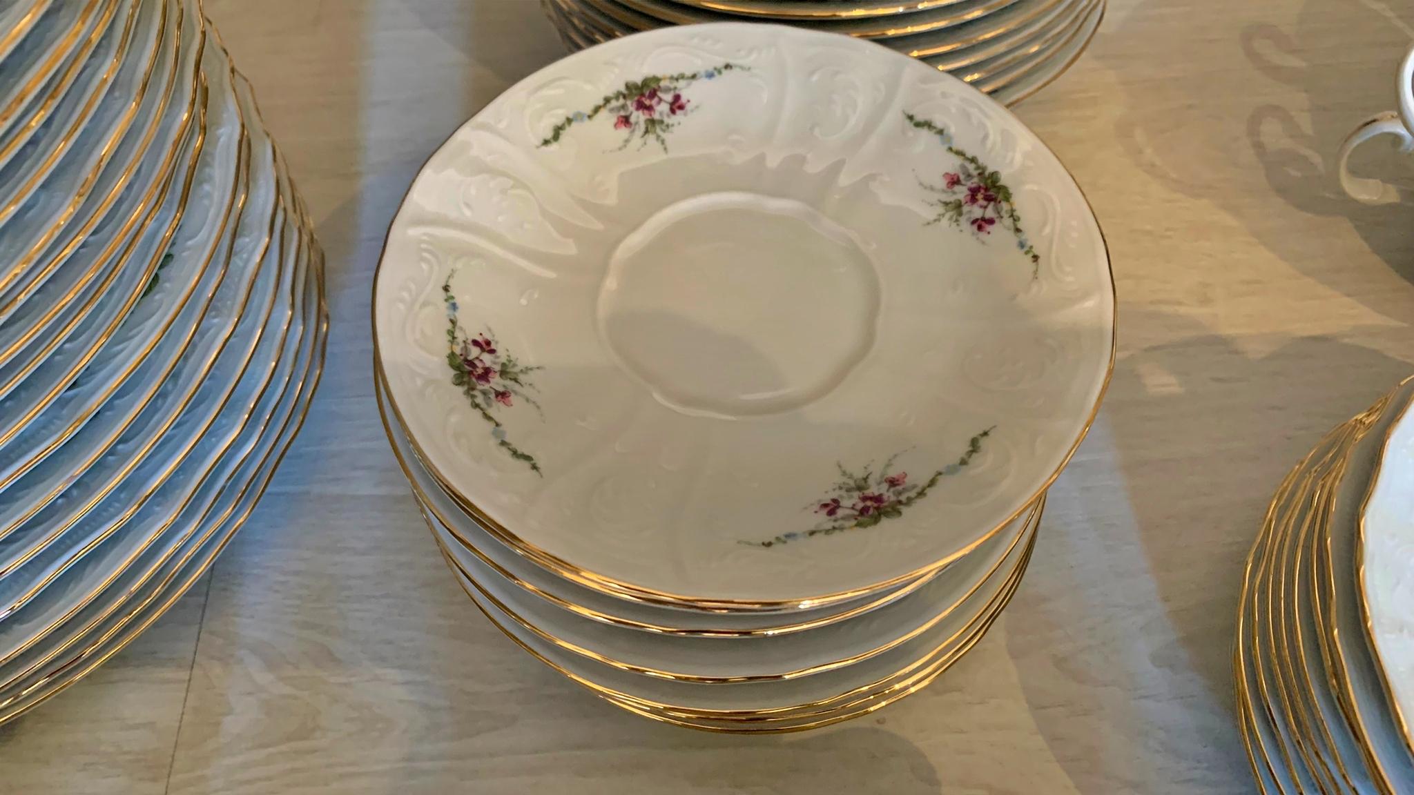 Tableware Set Bernadette - Czech Republic 104 pieces

24 flat plates
12 soup plates
 9 dessert plates
12 bouillon dishes
12 cups bouillon
 3 large trays
 2 small trays
 1 salsa
 1 tureen
 1 salad bowl

Complete set of coffee and