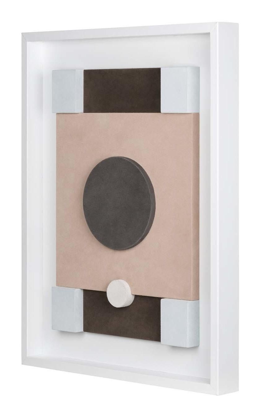 Disponible également avec un cadre en nappa noir, cette sculpture murale est un magnifique exemple d'art contemporain dans lequel les formes géométriques pures et la palette de couleurs basiques en daim offrent une simplicité luxueuse et une allure