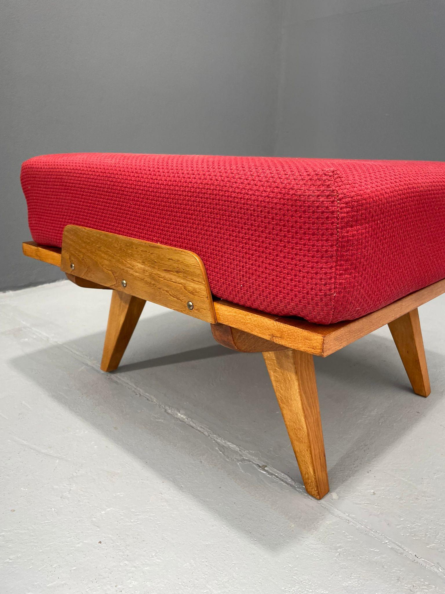 Este elegante reposapiés fue diseñado por František Jirák para Tatra Nábytok Pravenec en la década de 1960. Es un buen ejemplo del diseño moderno checoslovaco de mediados de siglo, marcado por las líneas limpias y la sencillez funcional.
La