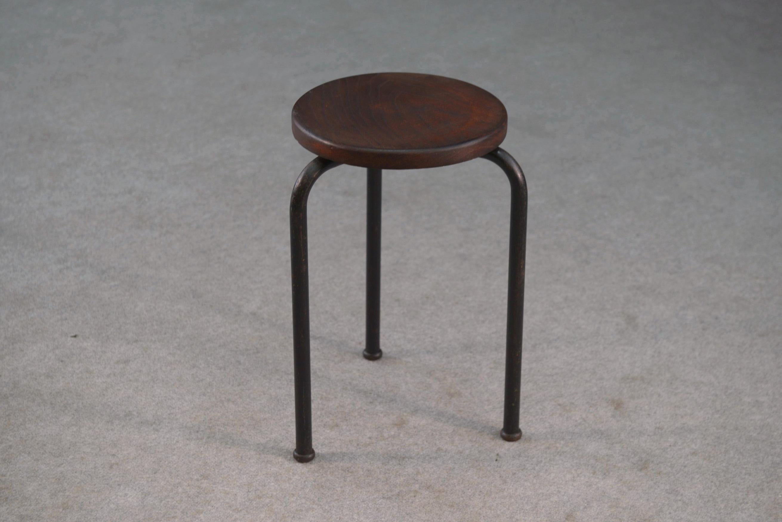 Industrial Tabouret en tube acier et assise en orme massif attribué à Jean Prouvé For Sale