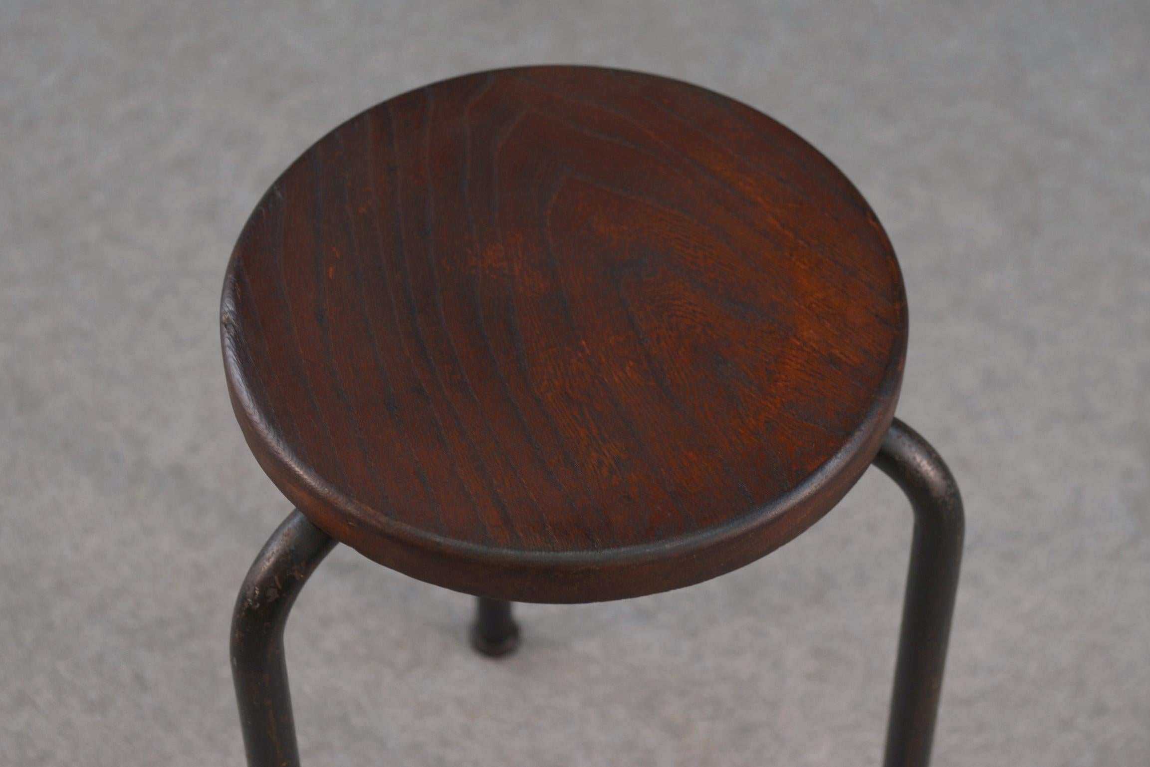 French Tabouret en tube acier et assise en orme massif attribué à Jean Prouvé For Sale