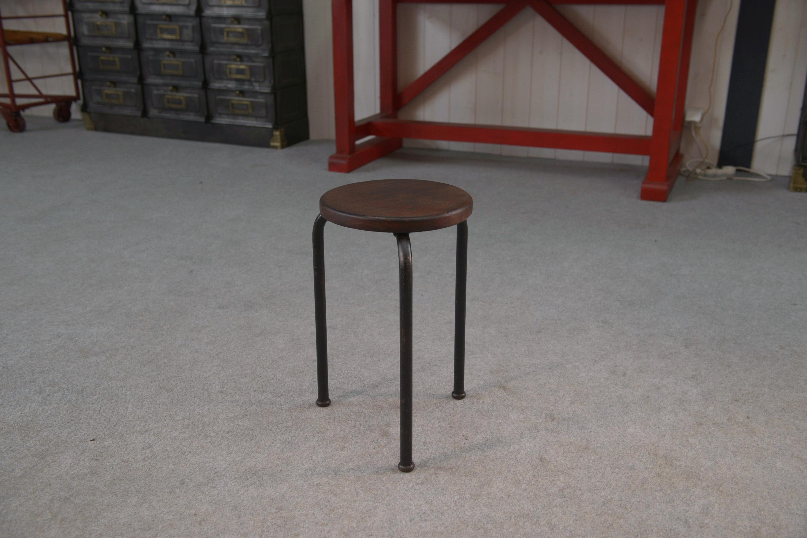 Tabouret en tube acier et assise en orme massif attribué à Jean Prouvé In Good Condition For Sale In TOURCOING, FR