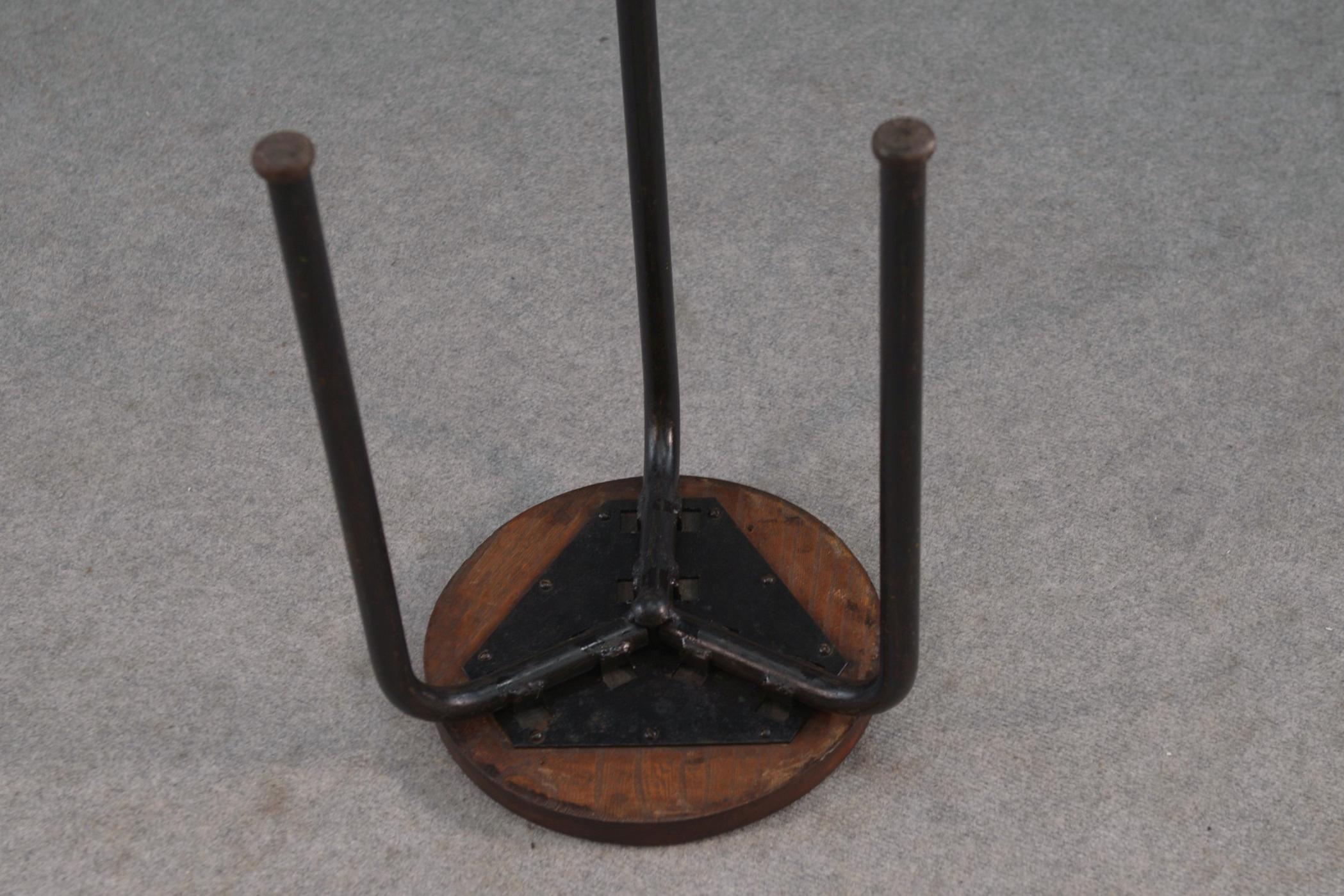 Mid-20th Century Tabouret en tube acier et assise en orme massif attribué à Jean Prouvé For Sale