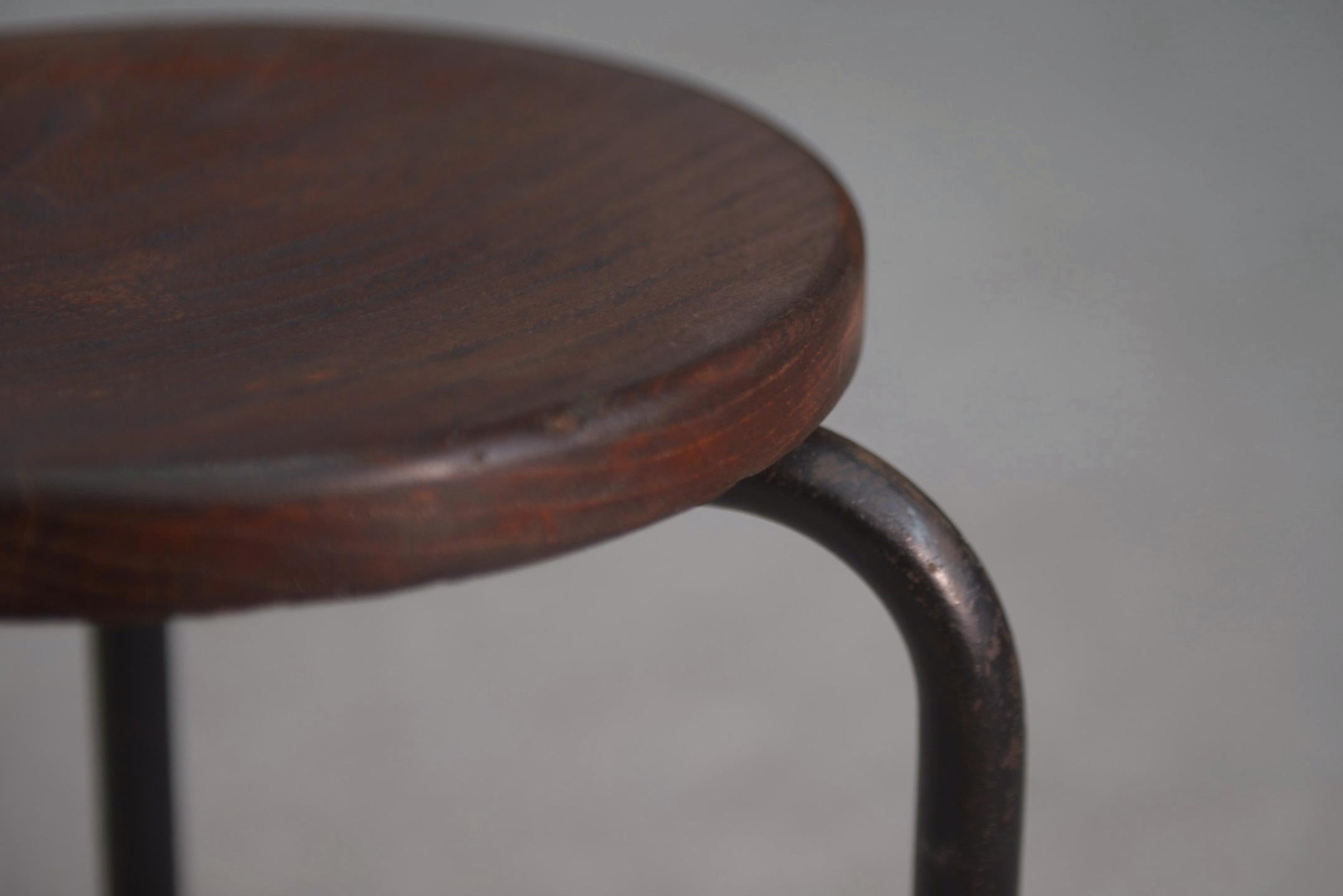 Tabouret en tube acier et assise en orme massif attribué à Jean Prouvé For Sale 1