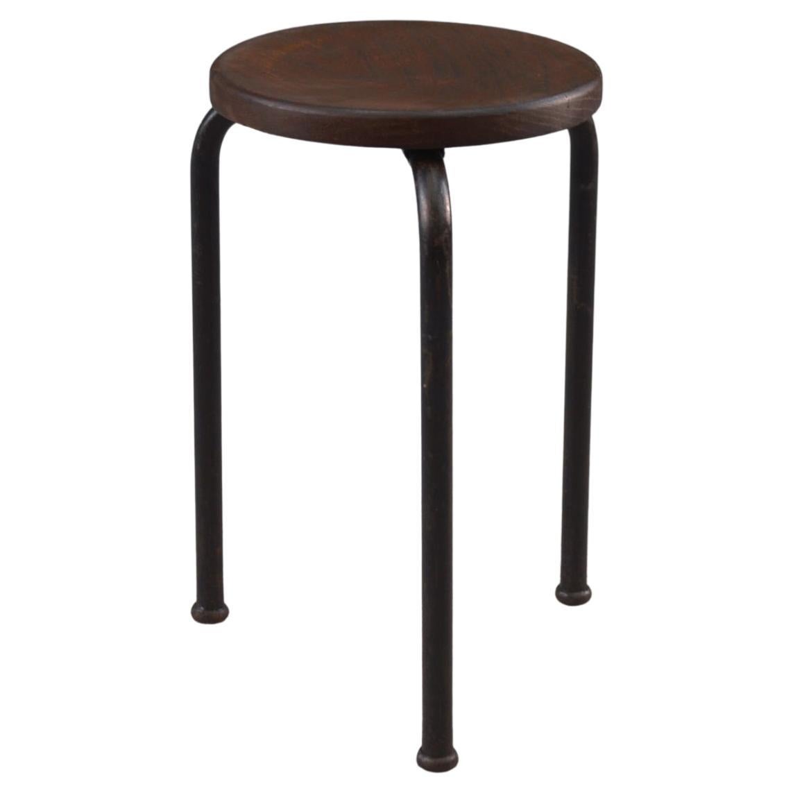 Tabouret en tube acier et assise en orme massif attribué à Jean Prouvé For Sale