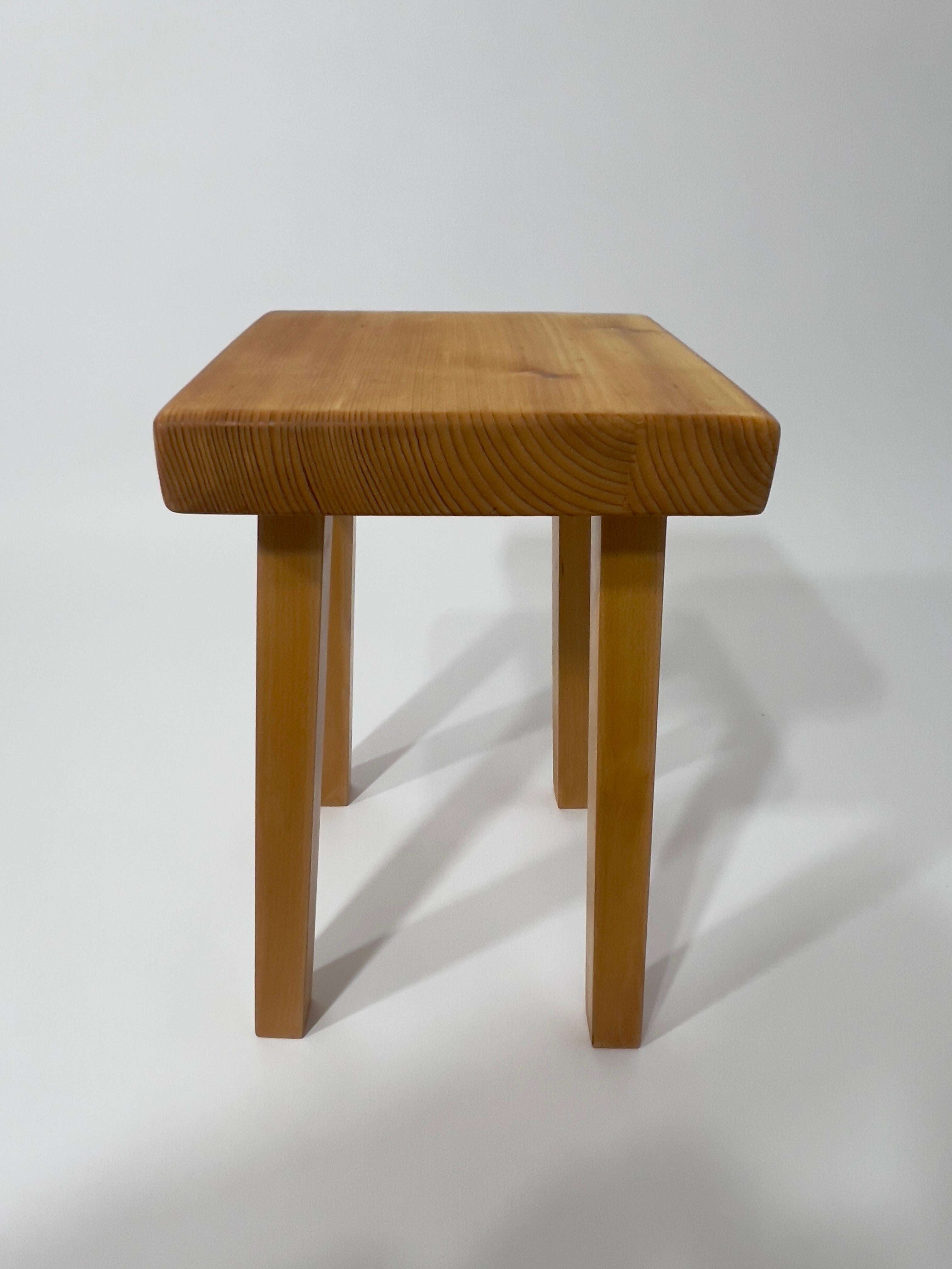 Tabouret Les Arcs 1800 Charlotte Perriand, 1960 (Kiefernholz) im Angebot