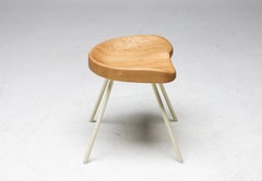 Tabouret n° 307, créé par Jean Prouvé pour Vitra, en chêne
