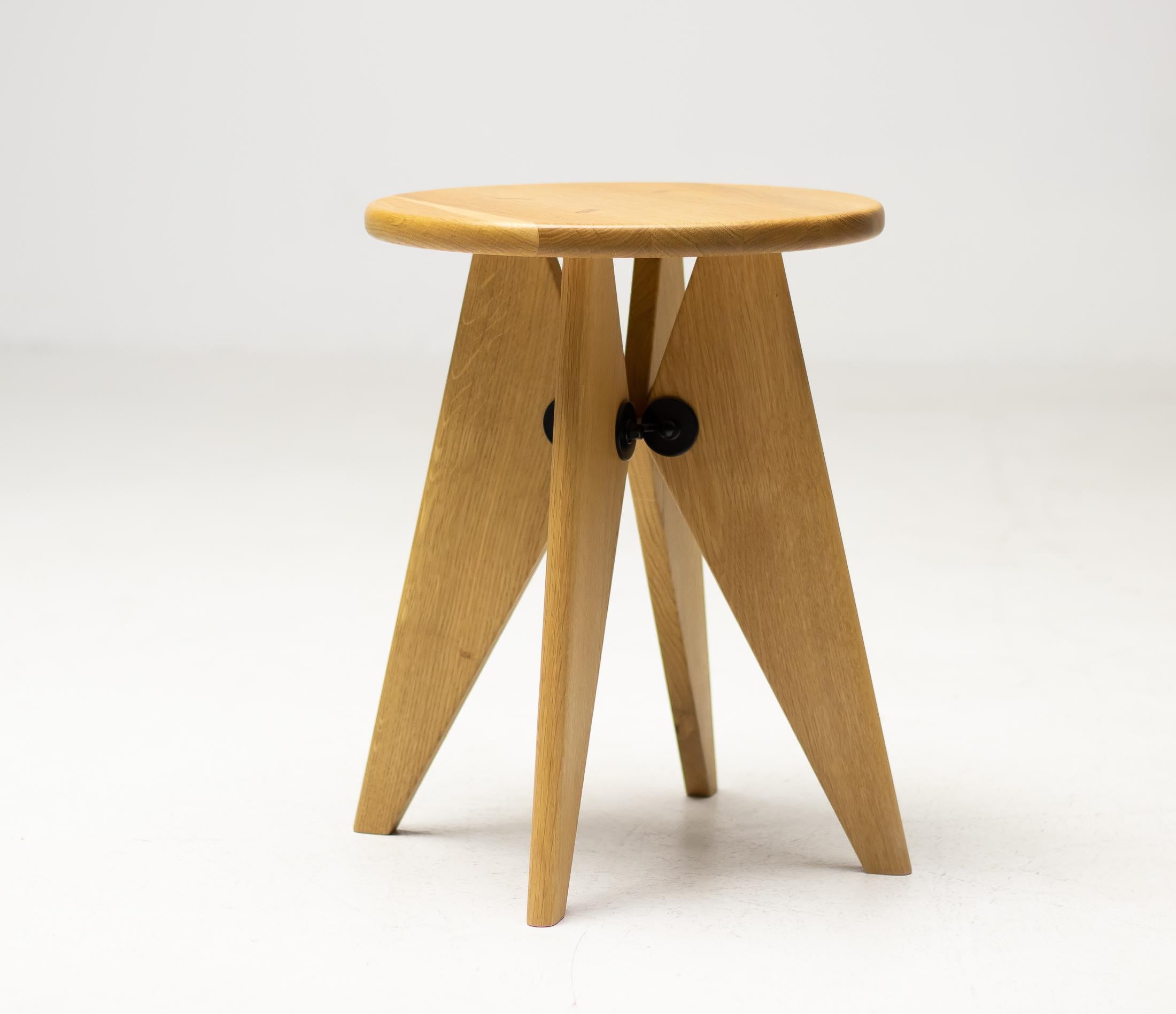 Tabouret Solvay is a simple, robust stool made of solid wood that reveals the designer’s signature at first glance, its clear structural principles can be found throughout the work of Jean Prouvé.
Thanks to the flat, even surface of the seat,