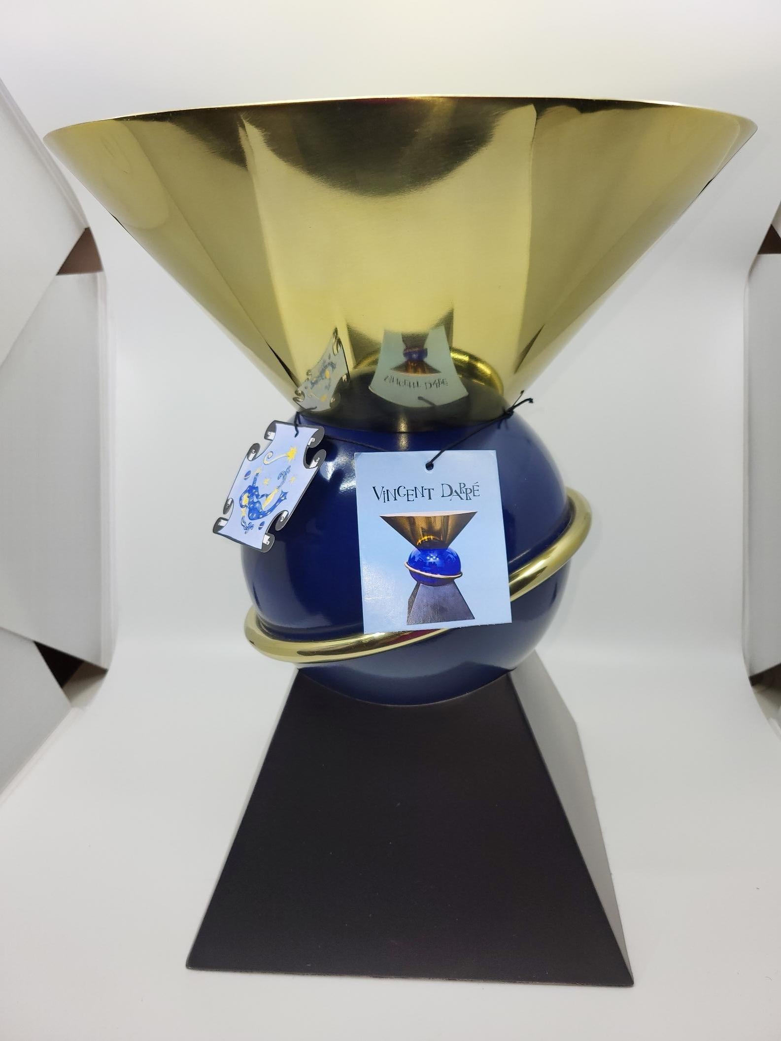Le tabouret Vincent Darré x Monoprix, avec son design audacieux alliant bleu, noir et doré, incarne l'essence du baroque moderne français. Parfait pour la saison des fêtes , ce meuble élégant apporte une touche de sophistication à n'importe quel