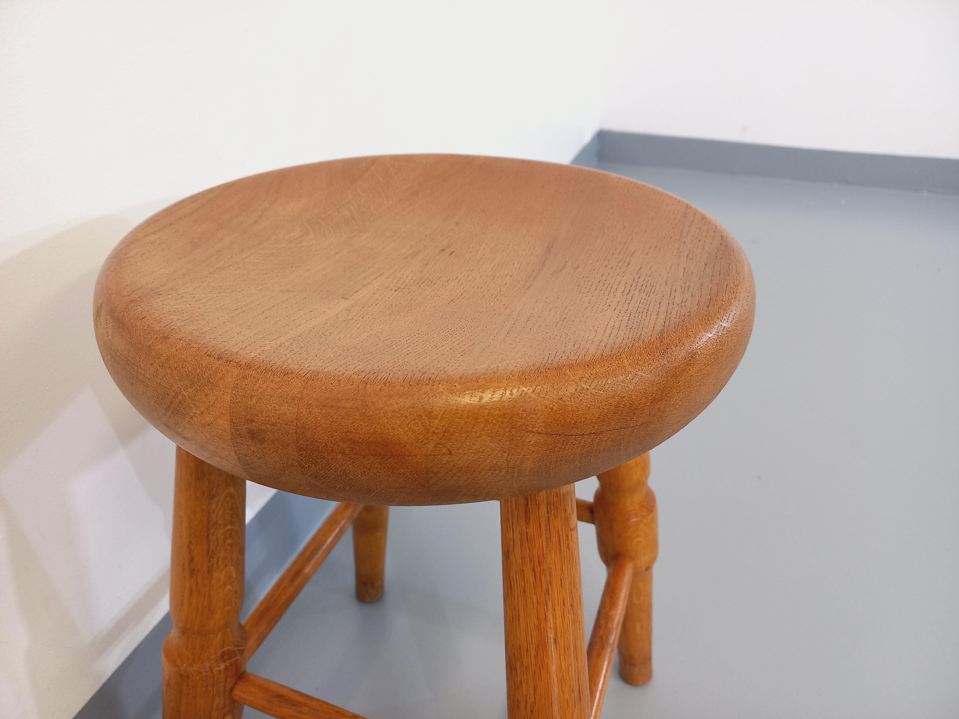 Tabouret vintage des années 50 60, en bois de chêne massif, superbe assise dans le goût de Charlotte Perriand, pieds compas travaillés, très bon état général avec quelques signes du temps qui passe.
Ref 230 609
Hauteur : 48 cm
Largeur : 31