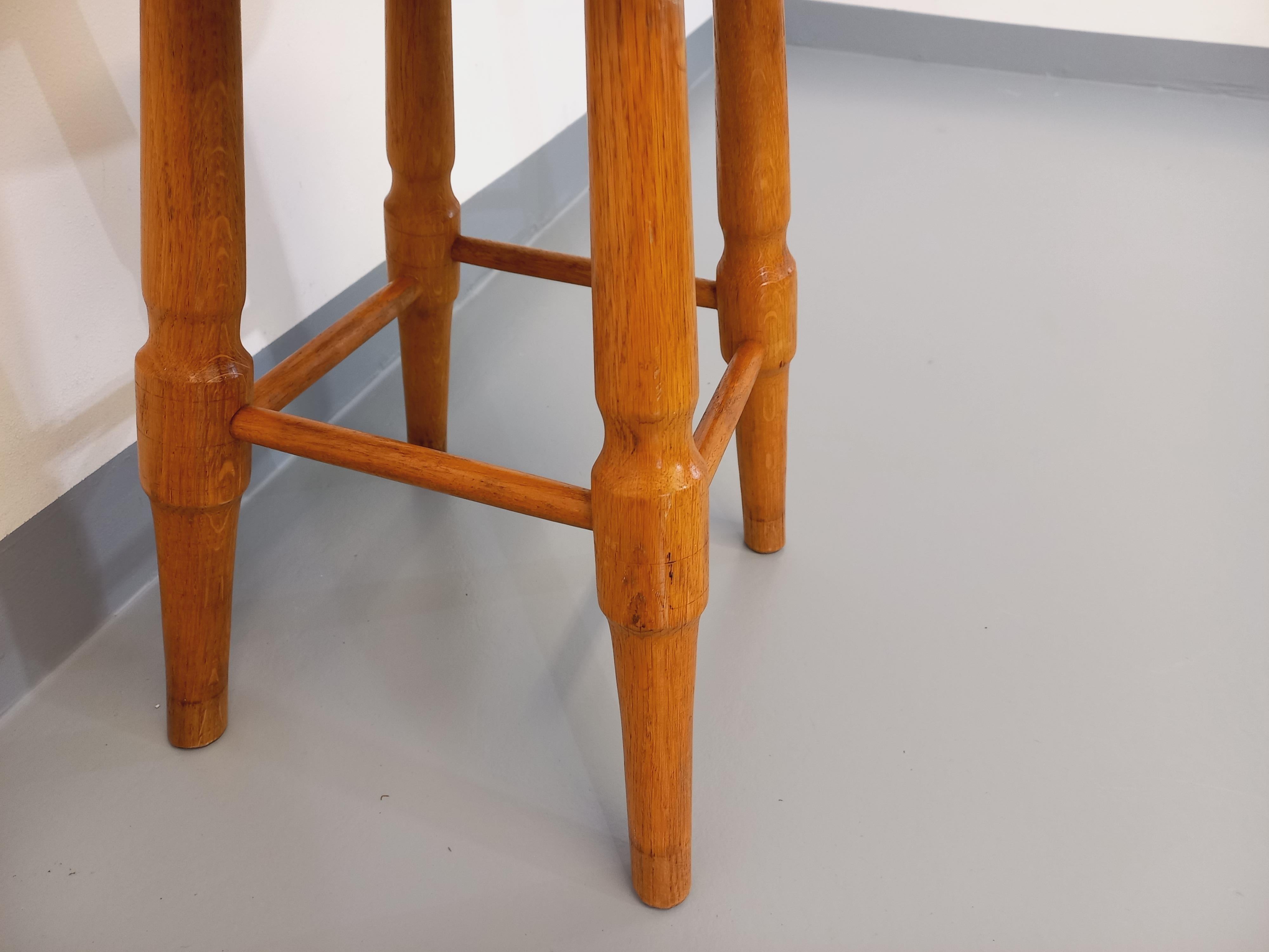 Mid-Century Modern Tabouret vintage en chêne massif des années 50 60 For Sale