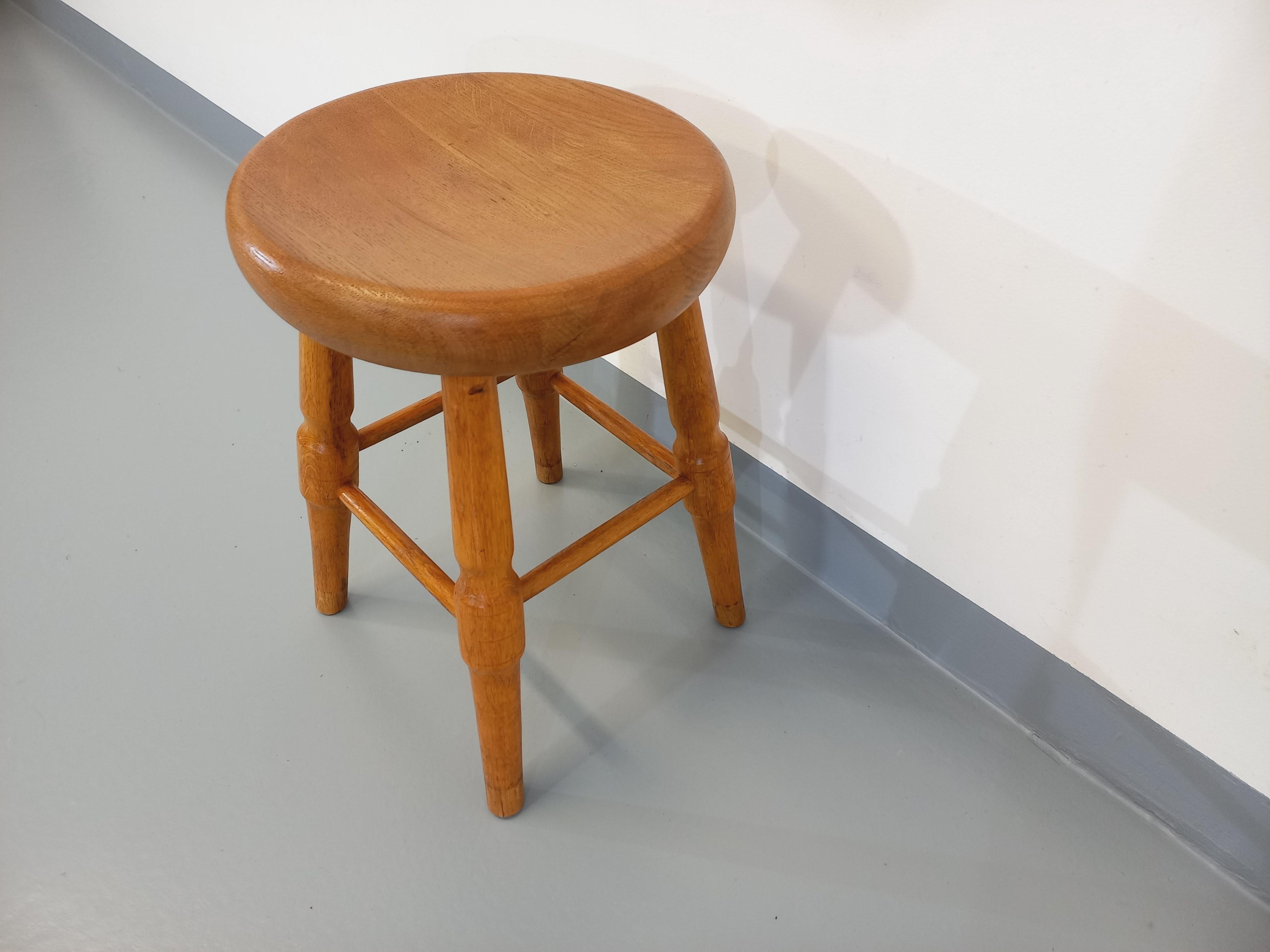 French Tabouret vintage en chêne massif des années 50 60 For Sale