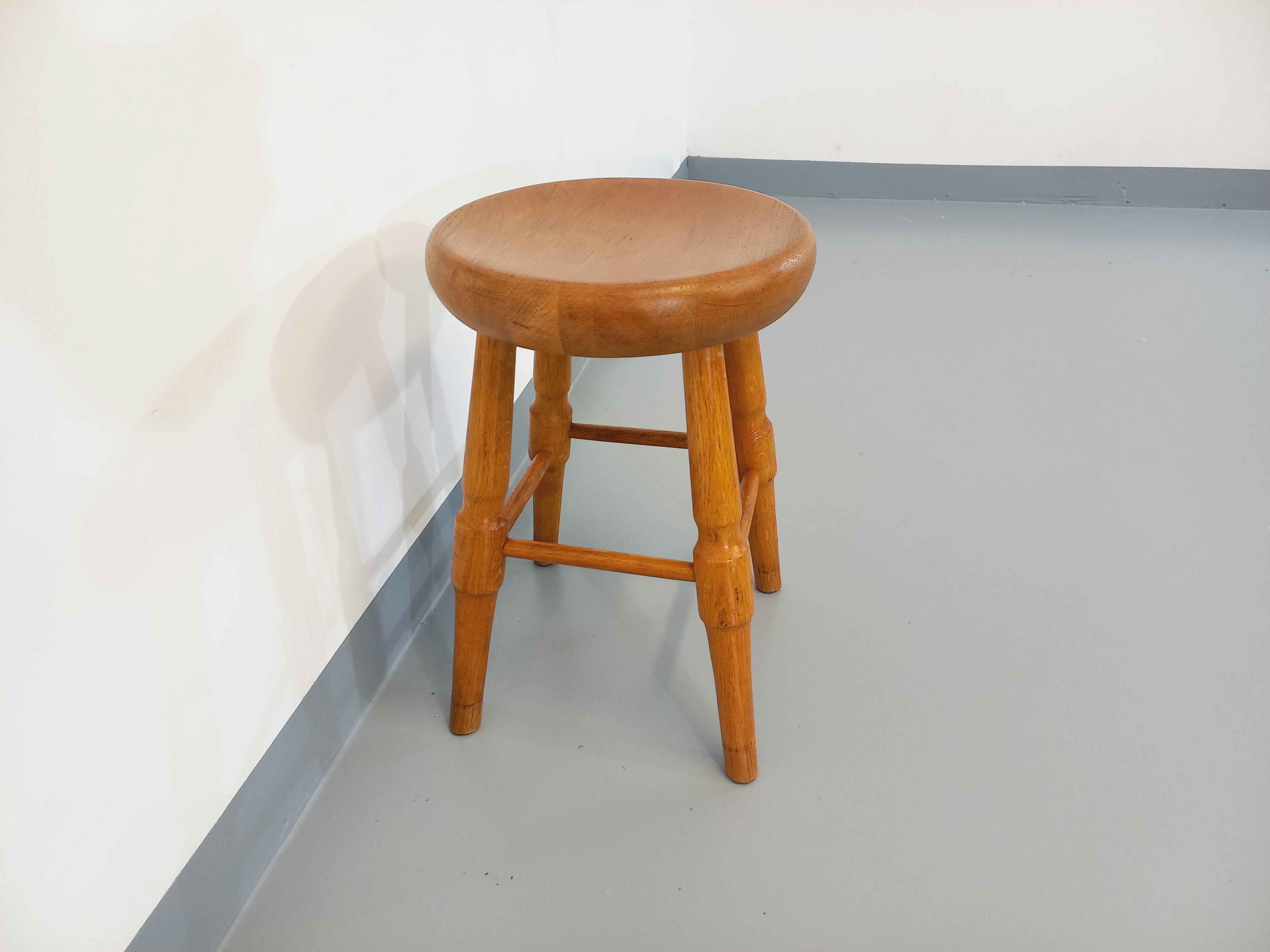 Tabouret vintage en chêne massif des années 50 60 In Good Condition For Sale In BESANÇON, FR