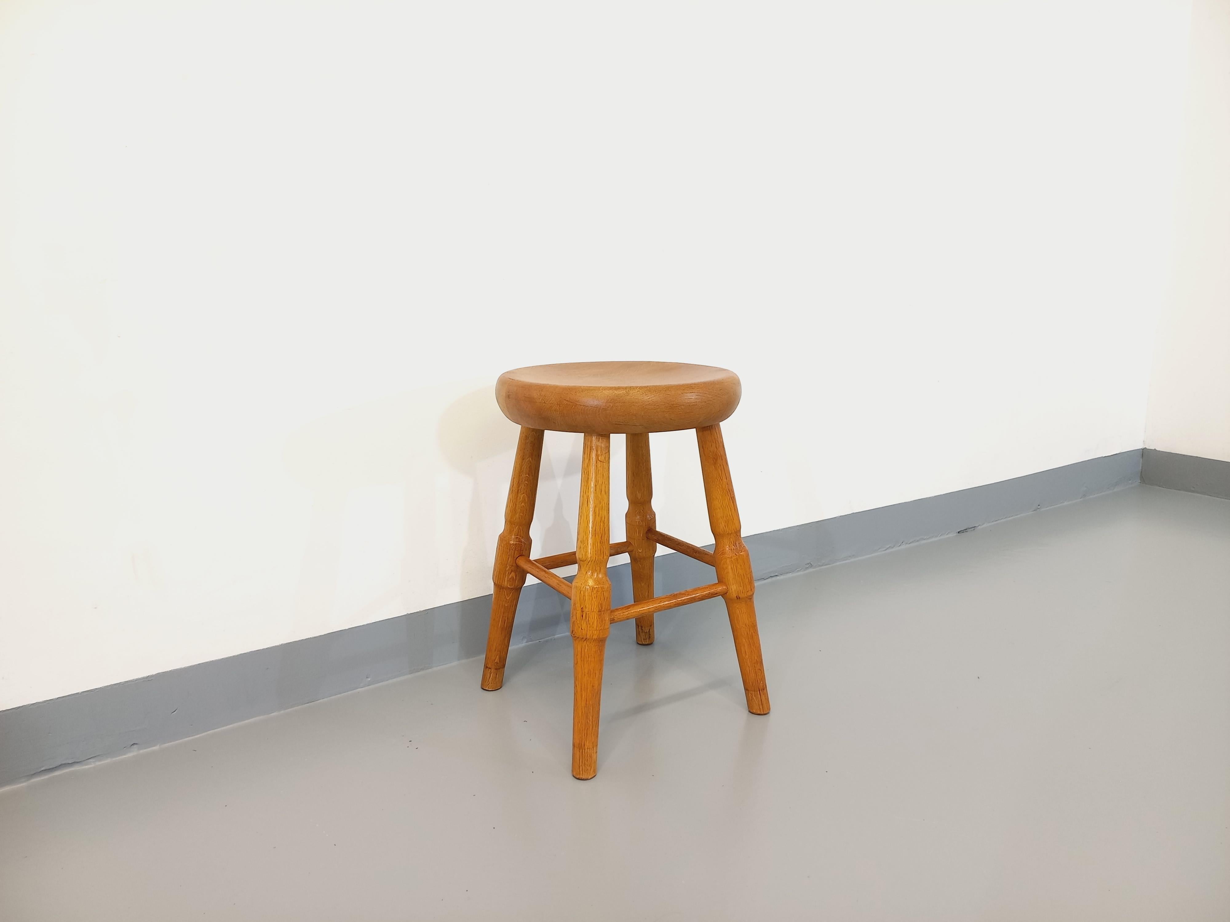 Mid-20th Century Tabouret vintage en chêne massif des années 50 60 For Sale
