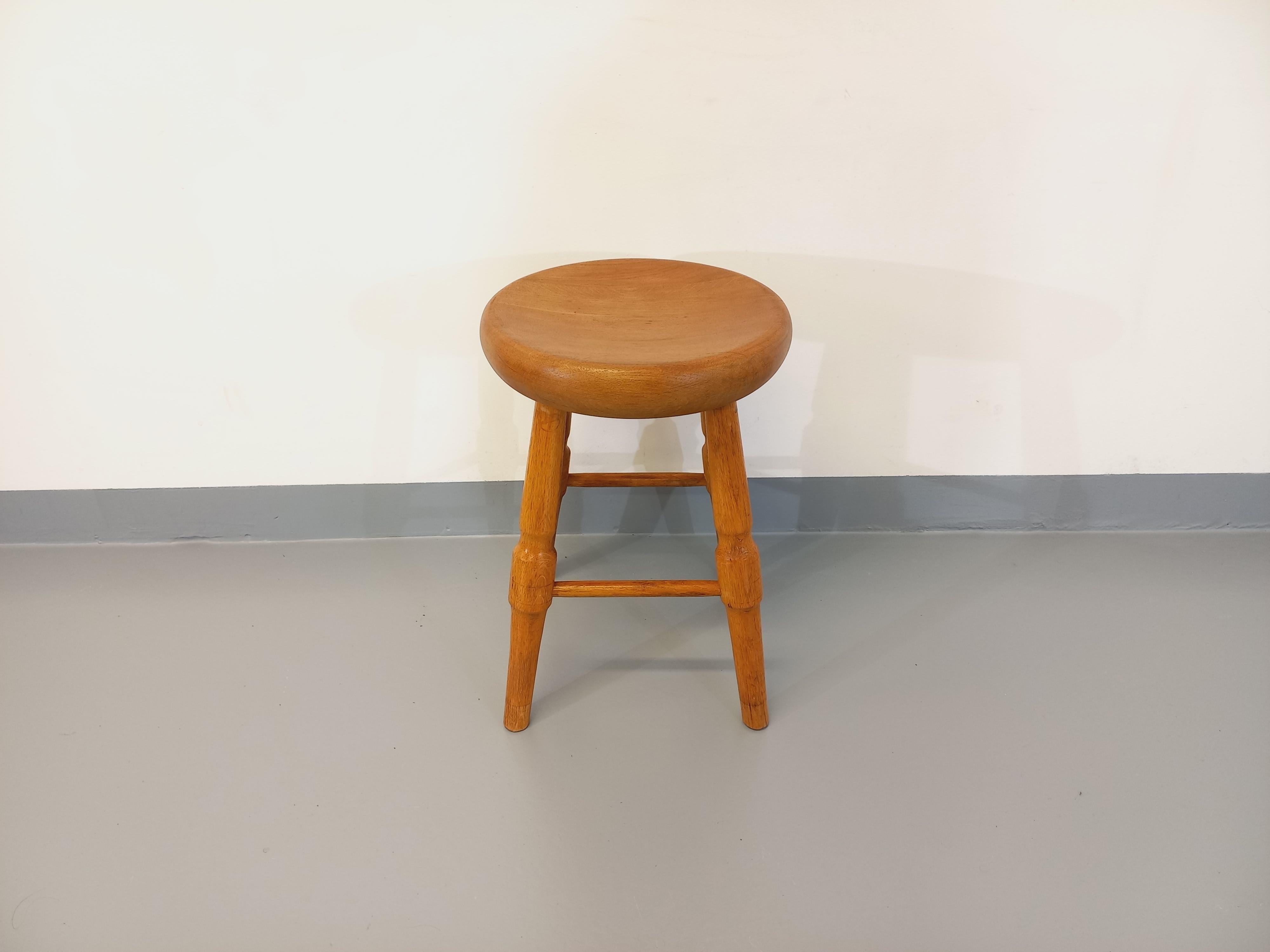 Tabouret vintage en chêne massif des années 50 60 For Sale 1