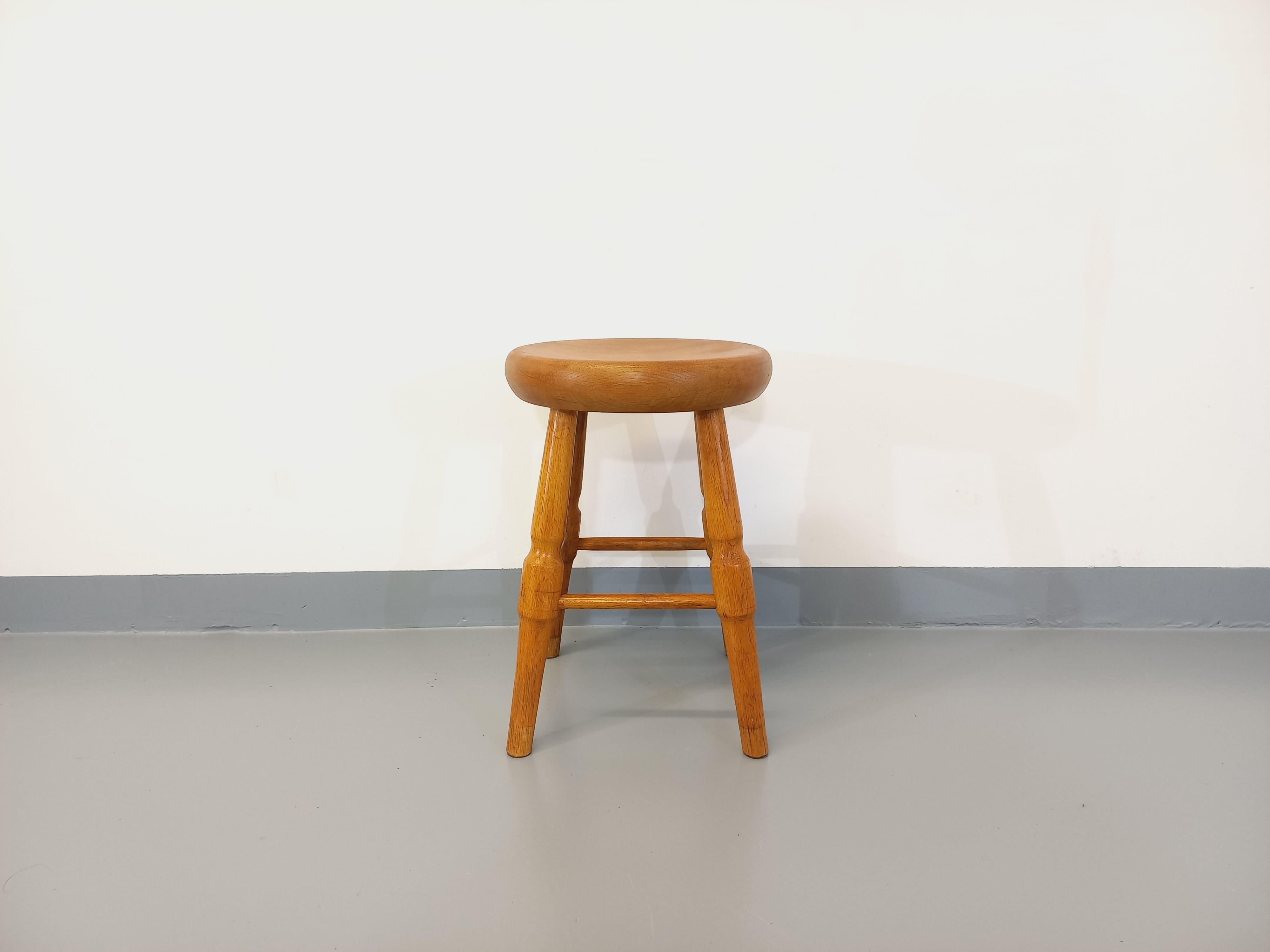Tabouret vintage en chêne massif des années 50 60 For Sale 2