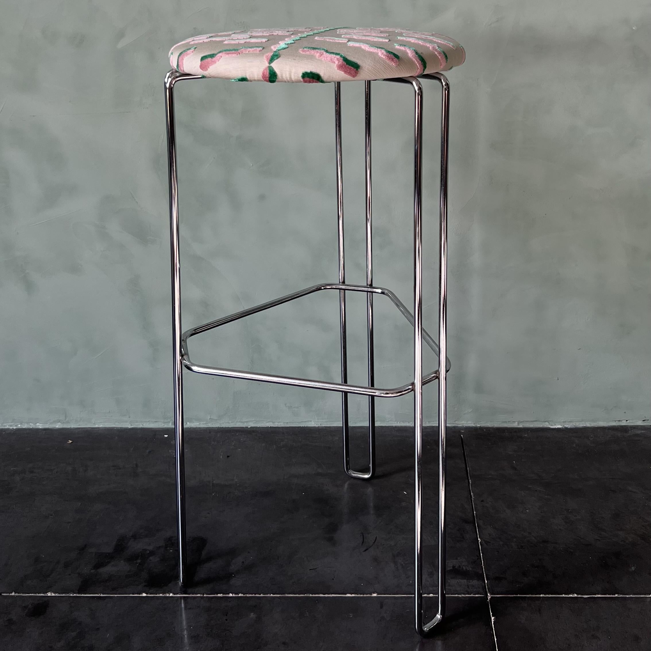 Tabourets de bar Area 63 en métal filaire par Studio Tecnico Bononia.
Lot de 4. Années 1970.
Ils ont été restaurés par Atelier Biermann, les galettes ont une nouvelle mousse et un nouveau tissu pour un look plus lounge, plus chic, plus fun.