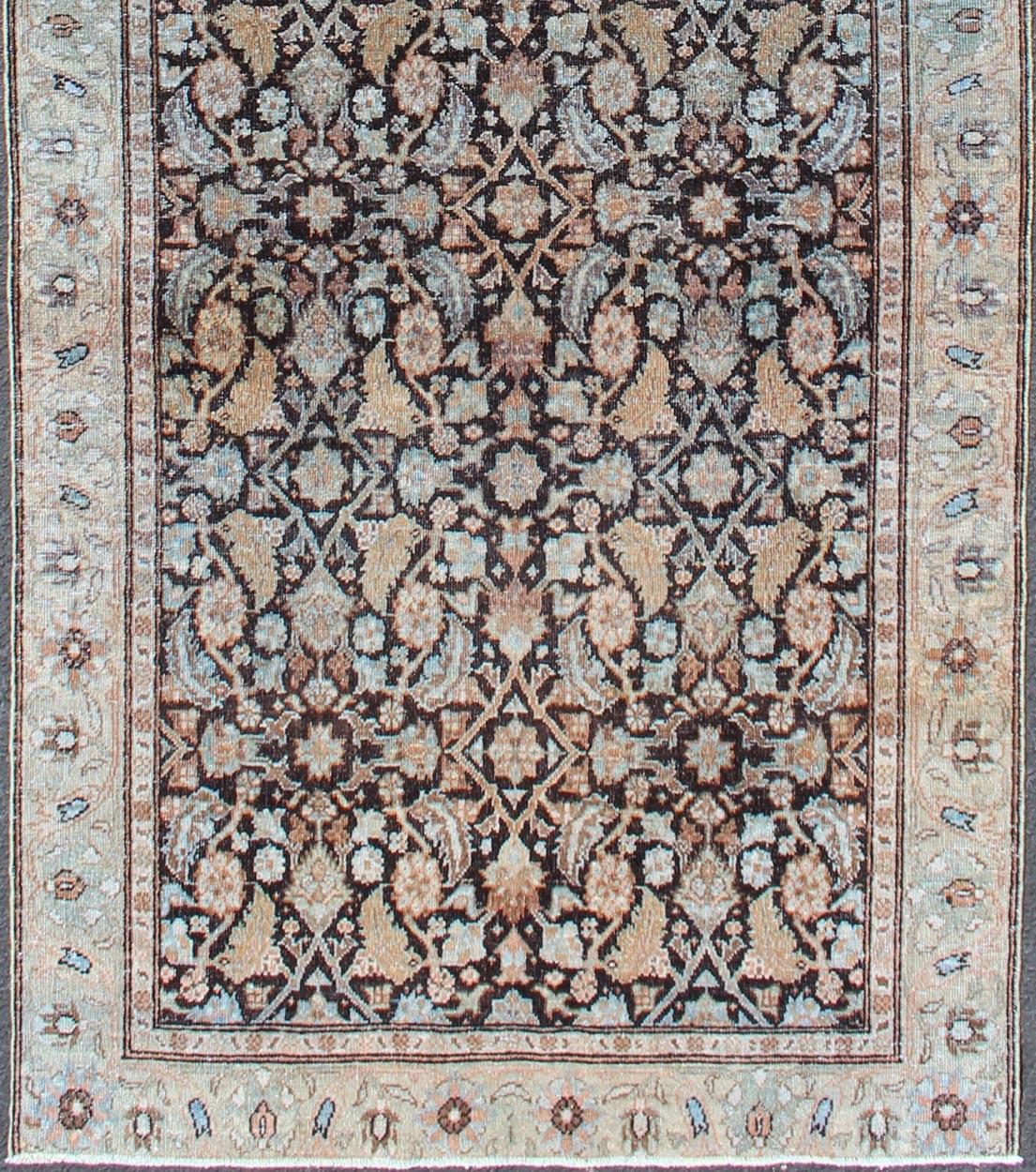 Perse Tapis de couloir persan ancien multicolore Tabriz avec motif Herati sur fond noir en vente
