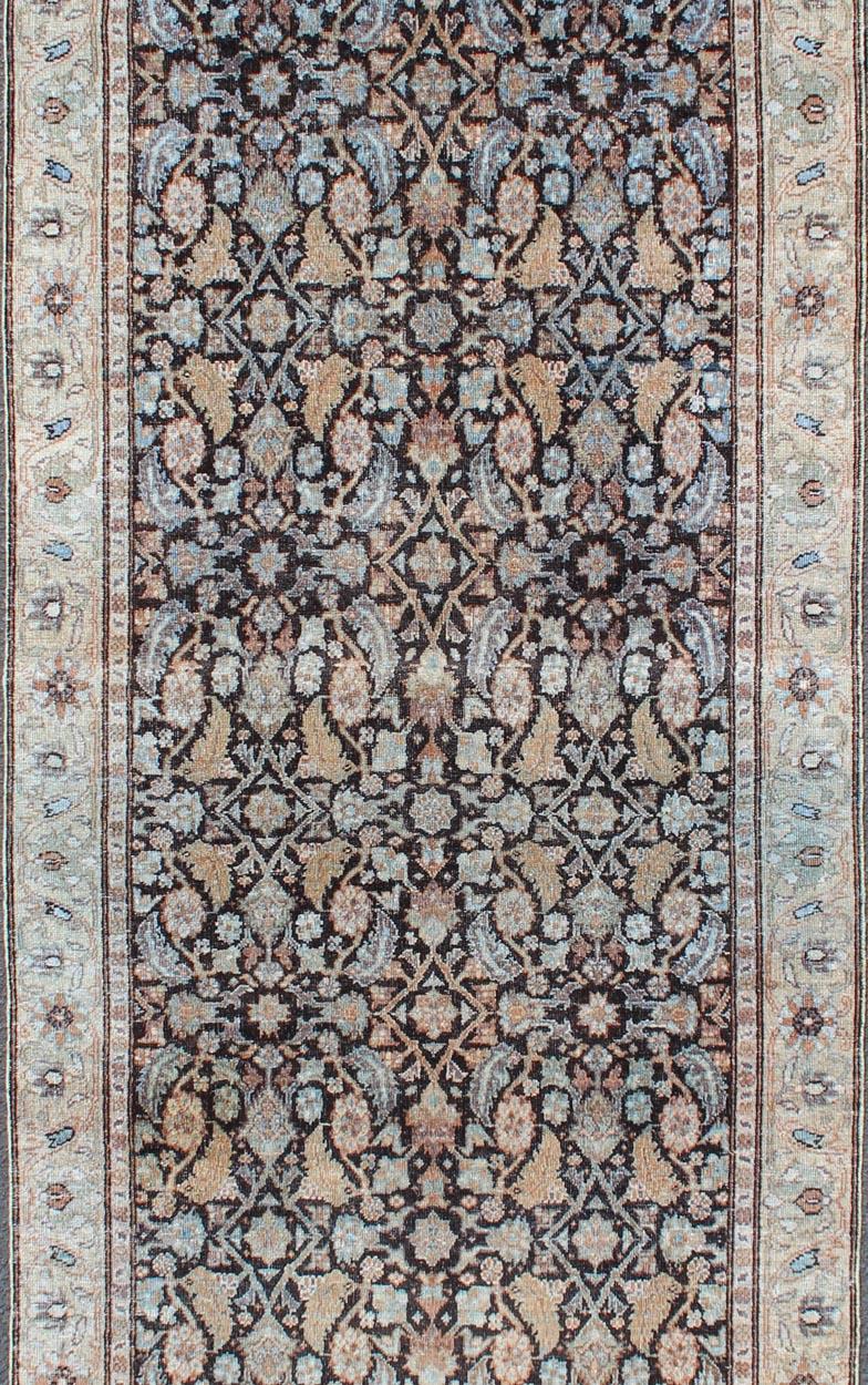 Noué à la main Tapis de couloir persan ancien multicolore Tabriz avec motif Herati sur fond noir en vente