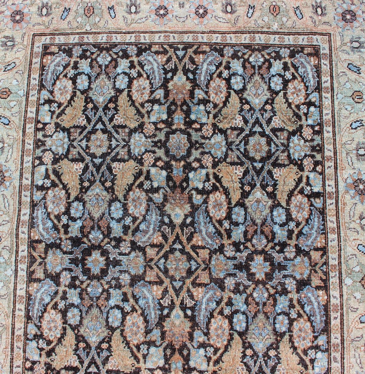 Tapis de couloir persan ancien multicolore Tabriz avec motif Herati sur fond noir en vente 1