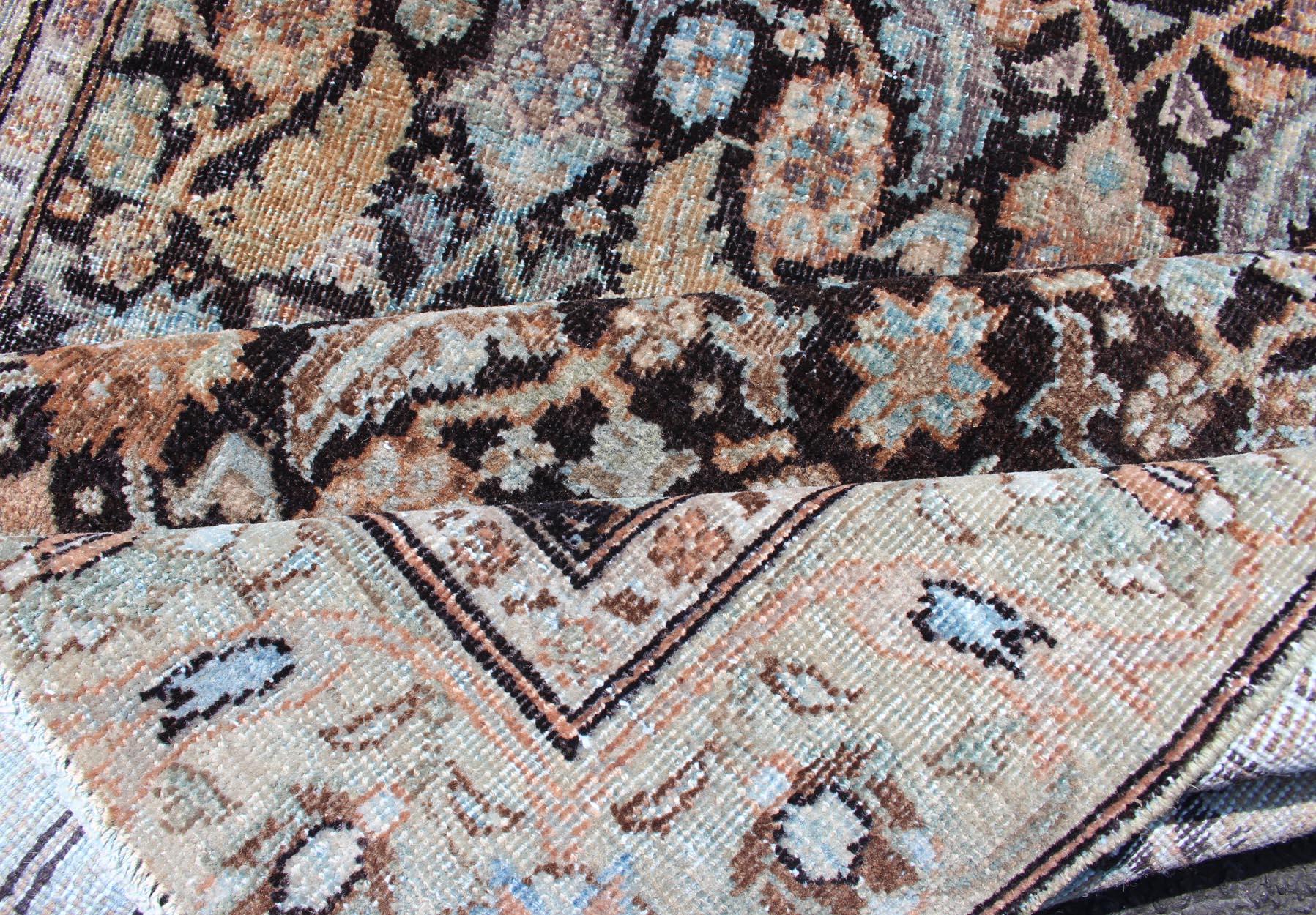 Tapis de couloir persan ancien multicolore Tabriz avec motif Herati sur fond noir en vente 2