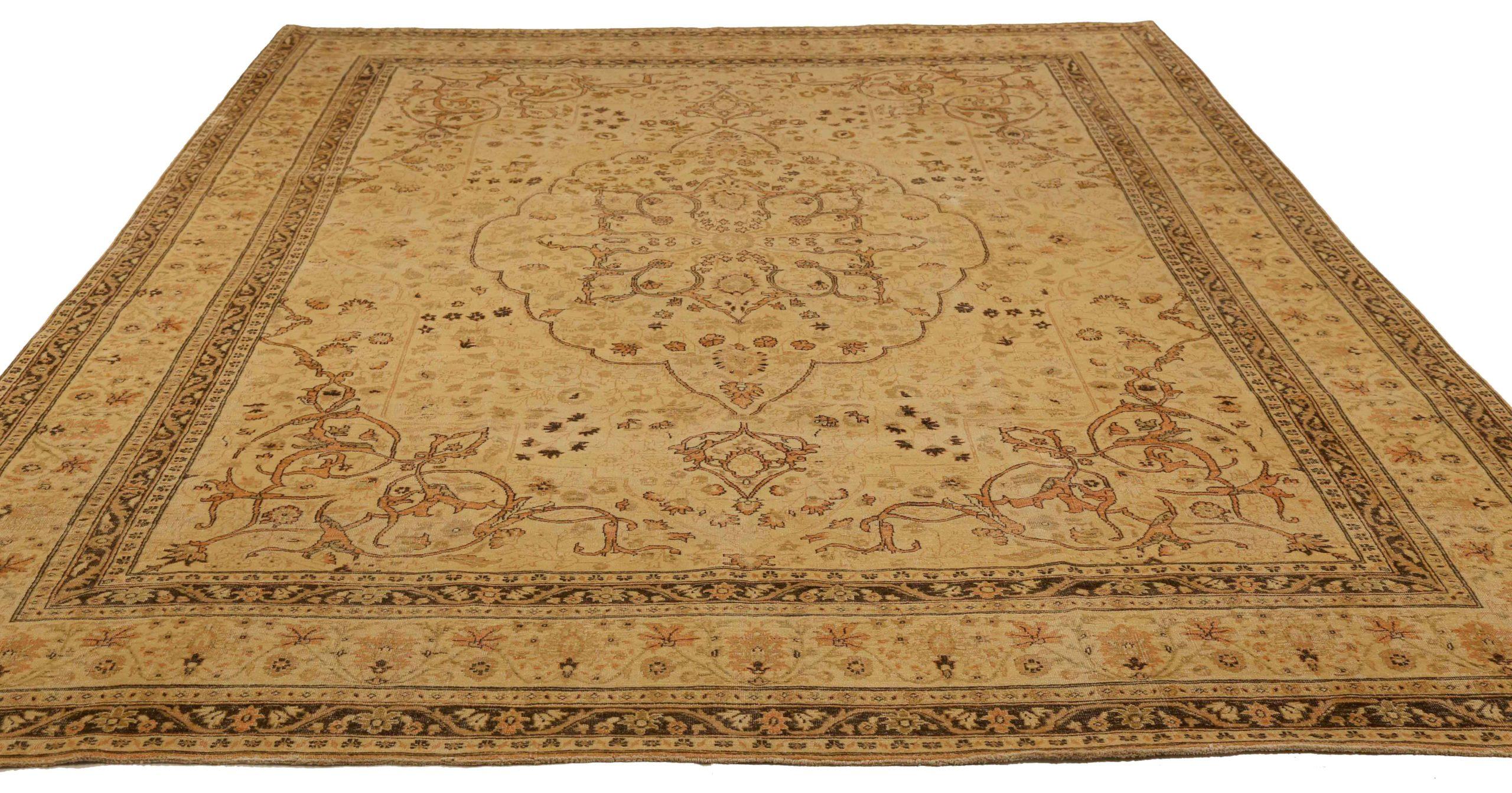 Scopri l'eleganza di questo tappeto Tabriz unico nel suo genere, caratterizzato da tappeti CIRCA del 1990. Progettato con una meticolosa attenzione ai dettagli, questo design esclusivo è perfetto per valorizzare il tuo spazio.